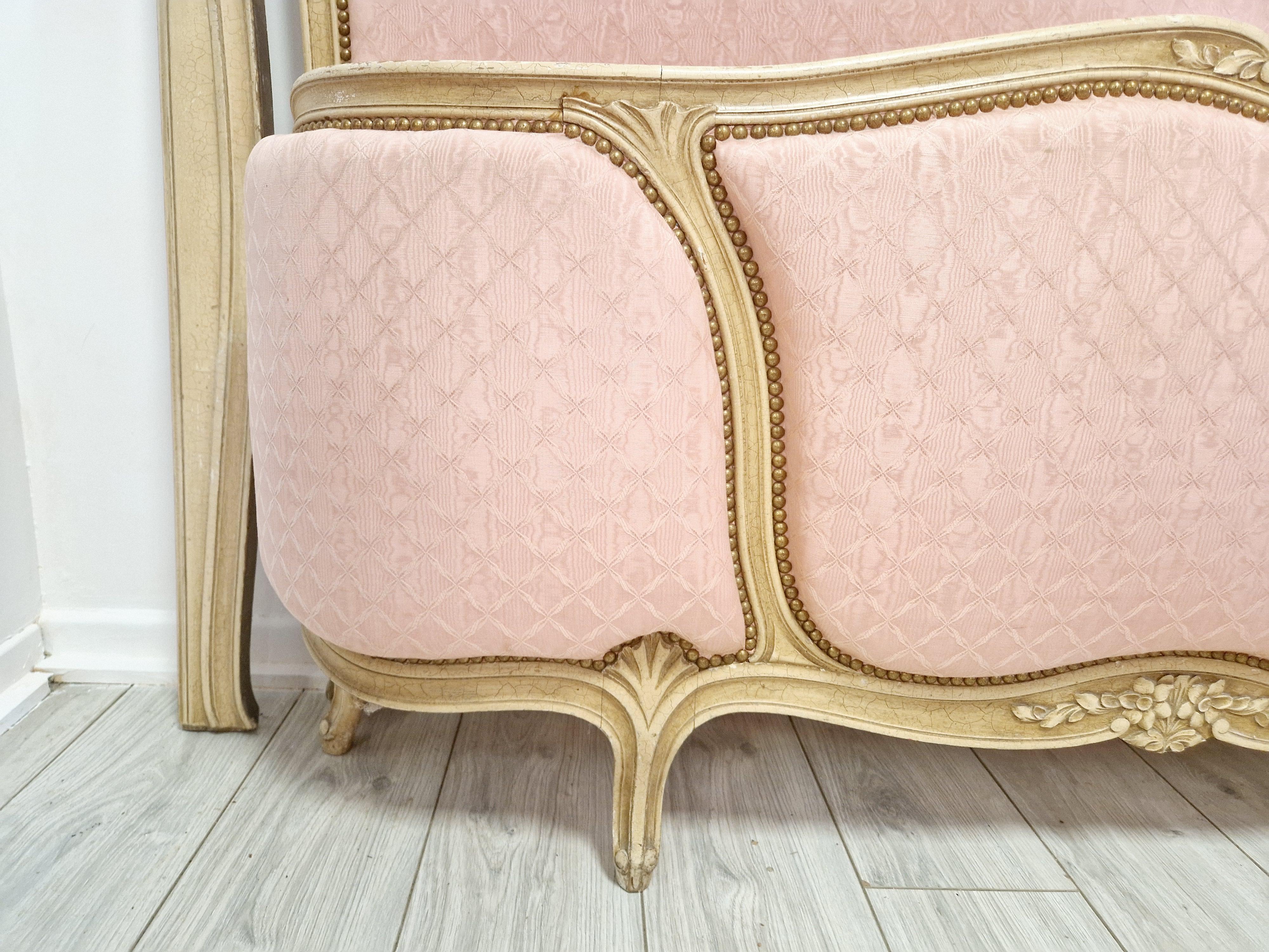 Bois Lit Corbeille rose de style Louis XV français en vente