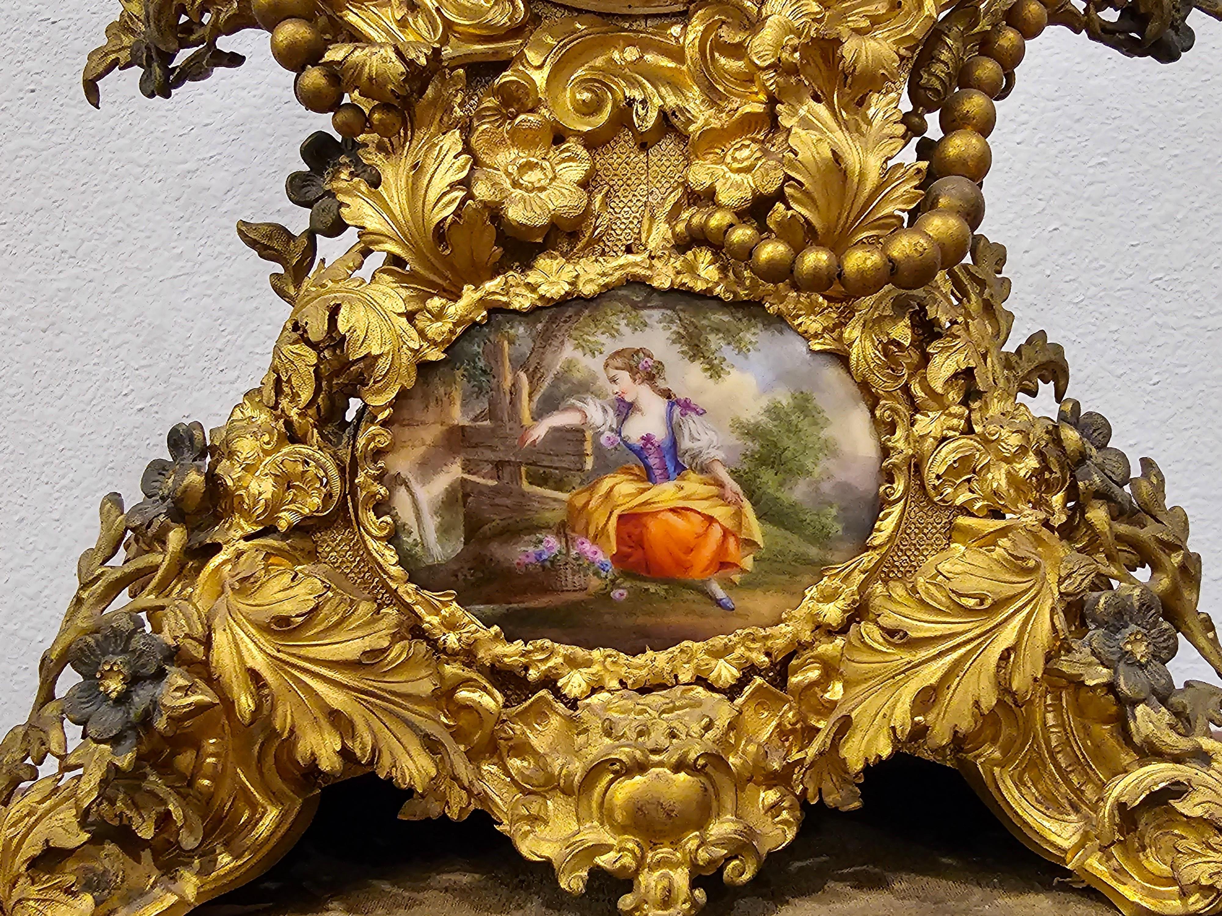 Porzellan-Kaminuhr im Louis-XV-Stil aus vergoldetem gemischtem Metall  im Angebot 3