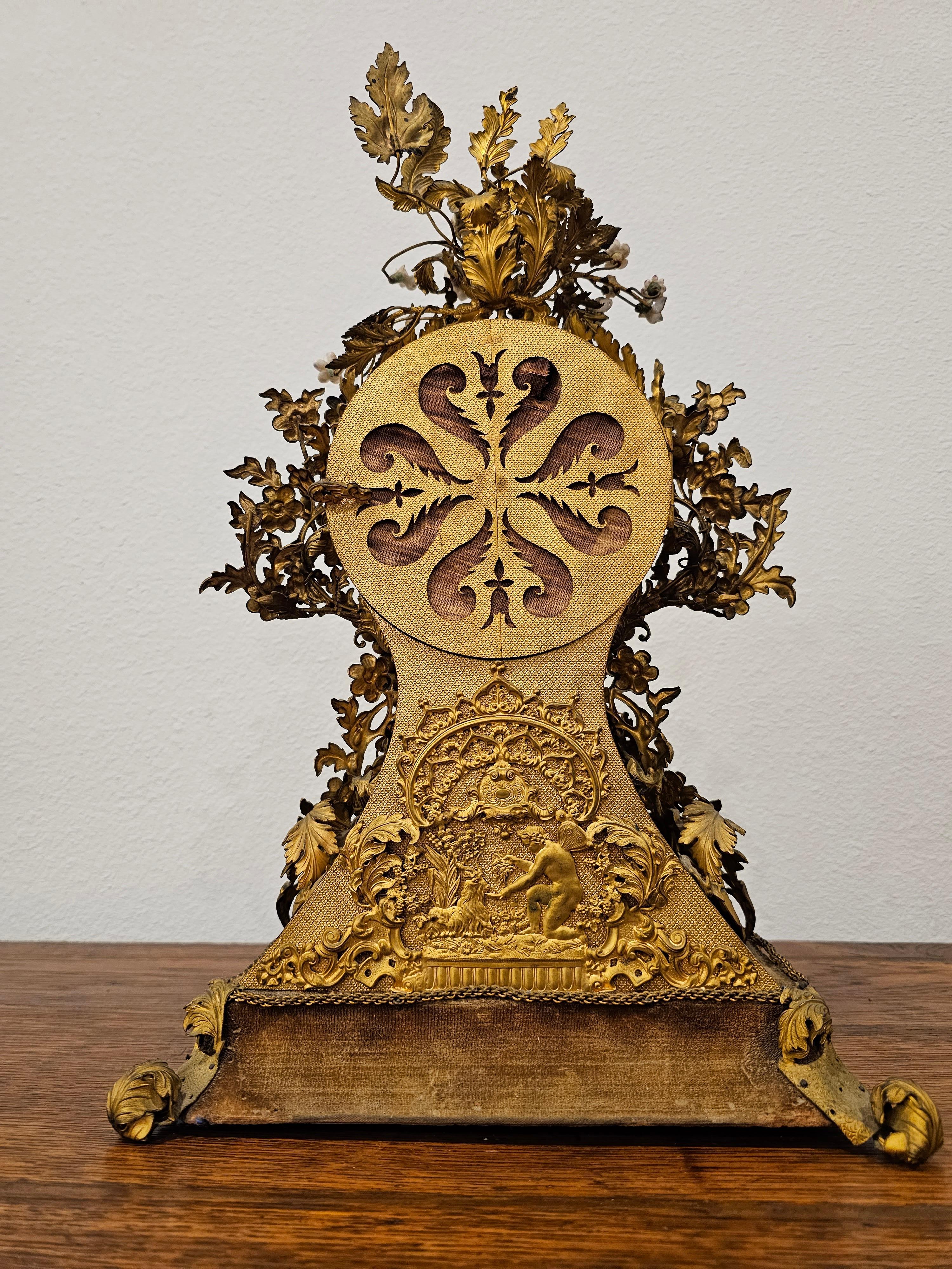 Porzellan-Kaminuhr im Louis-XV-Stil aus vergoldetem gemischtem Metall  im Angebot 7