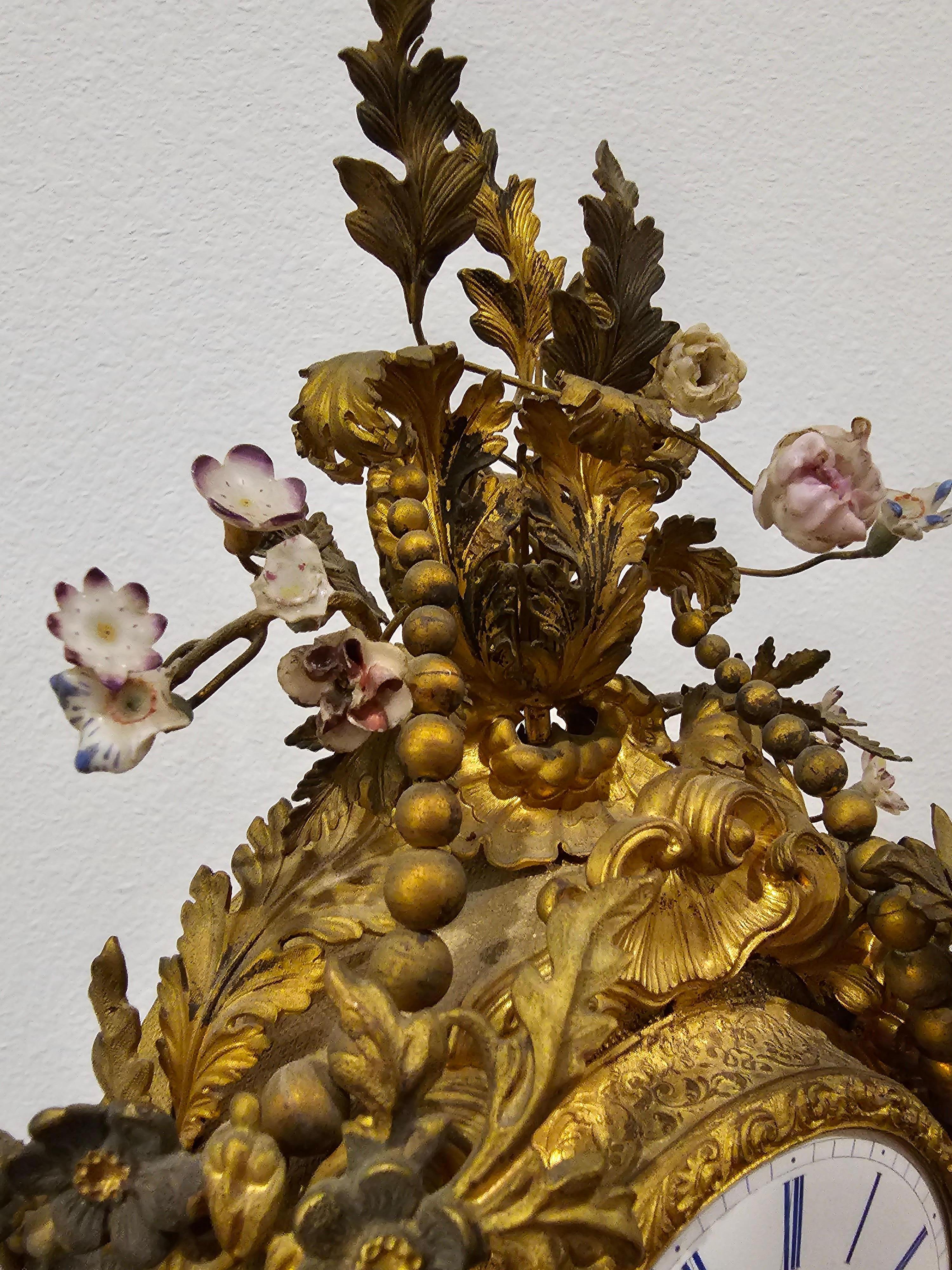 Porzellan-Kaminuhr im Louis-XV-Stil aus vergoldetem gemischtem Metall  (19. Jahrhundert) im Angebot