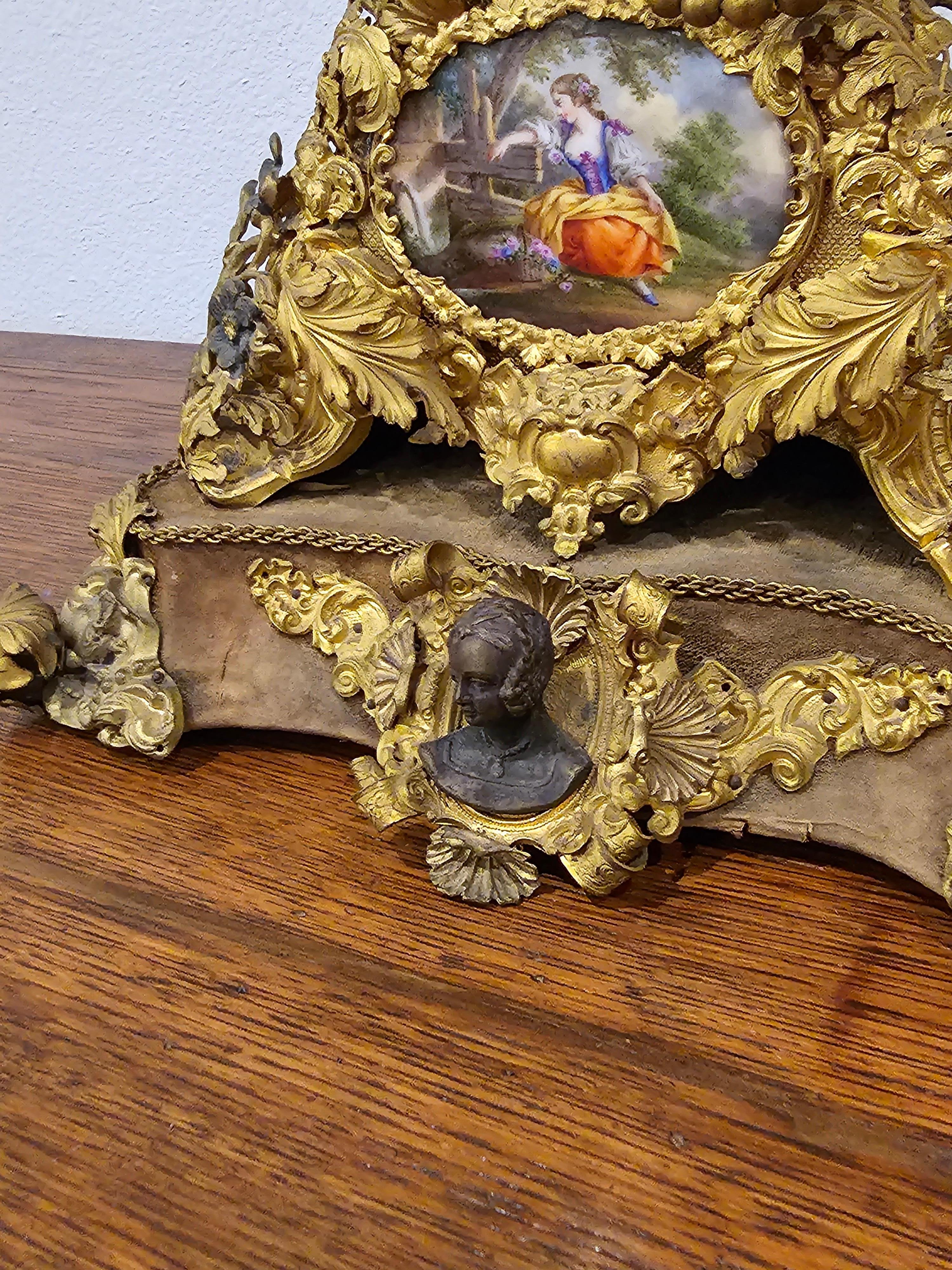 Porzellan-Kaminuhr im Louis-XV-Stil aus vergoldetem gemischtem Metall  im Angebot 2