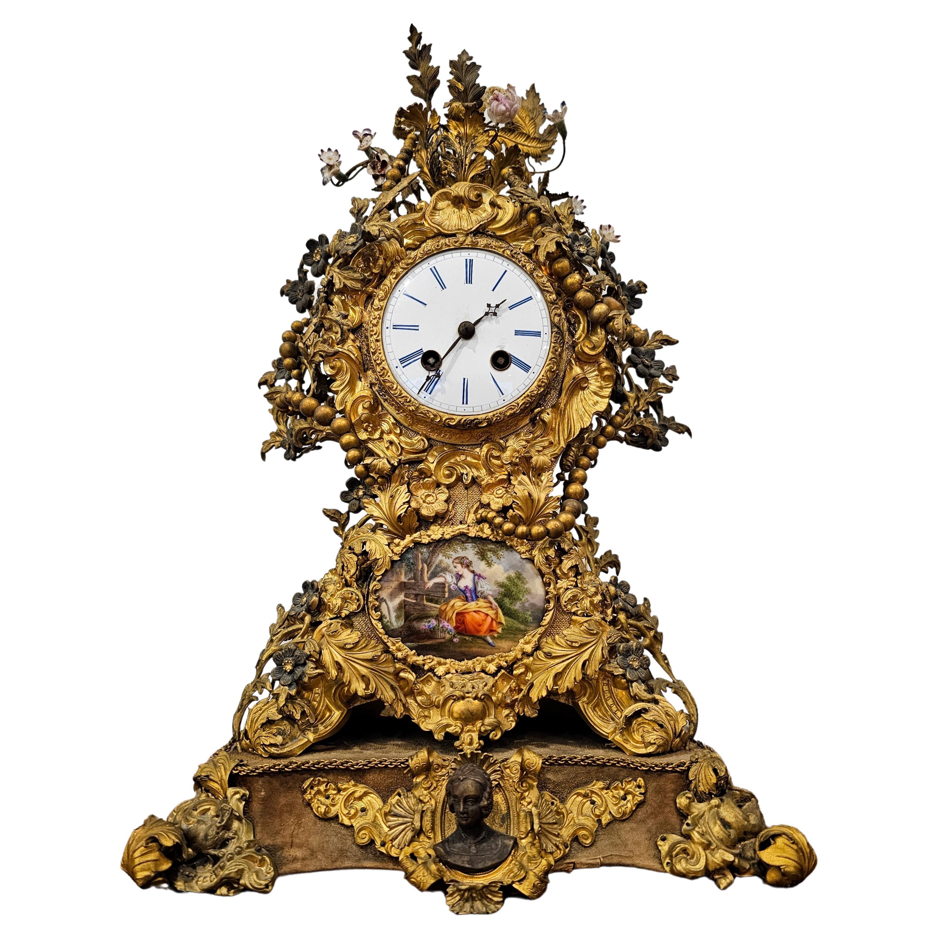 Porzellan-Kaminuhr im Louis-XV-Stil aus vergoldetem gemischtem Metall  im Angebot