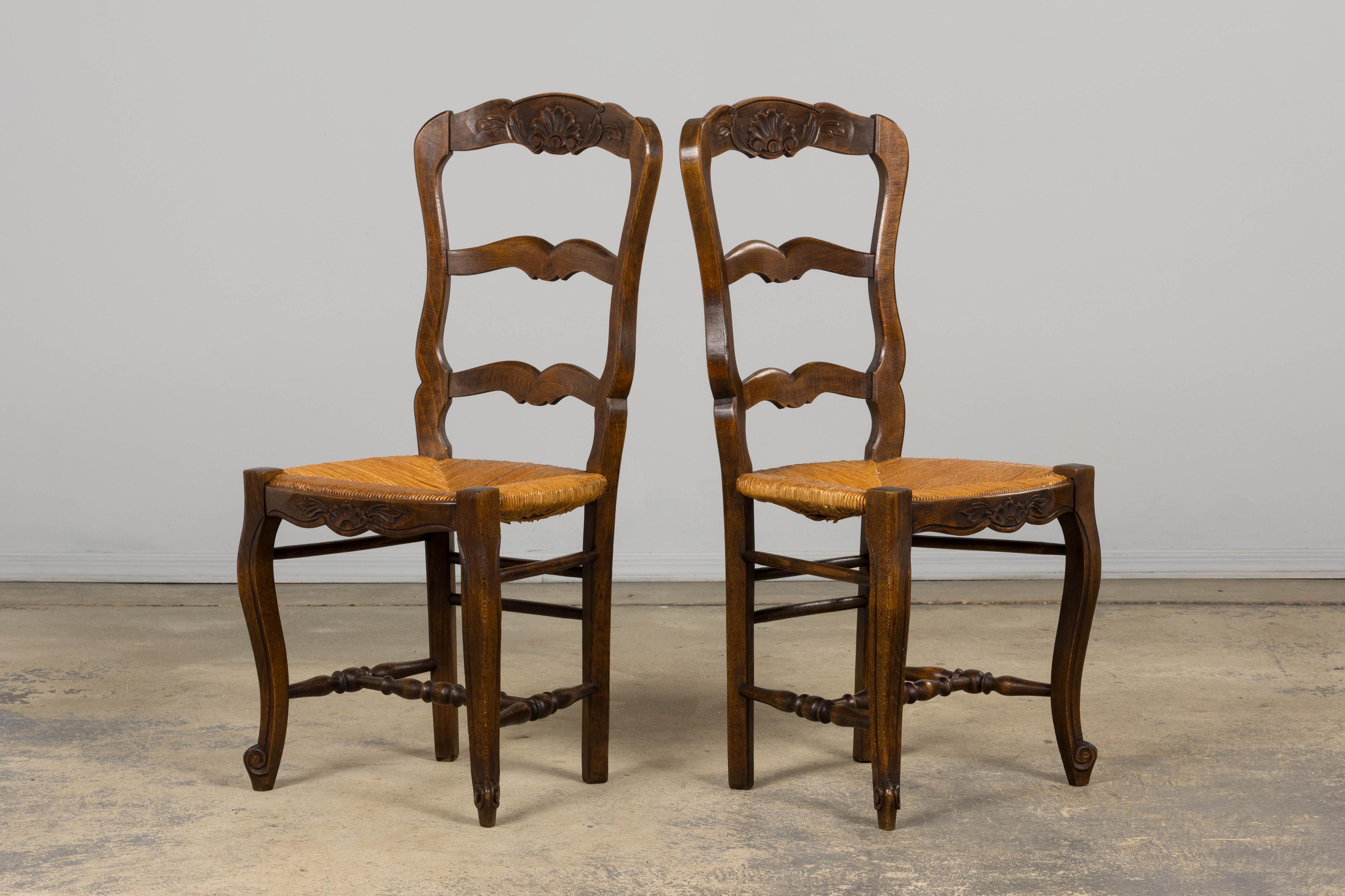 Pareja de sillas auxiliares provinciales francesas de arce estilo Luis XV con asientos de junco en venta 7