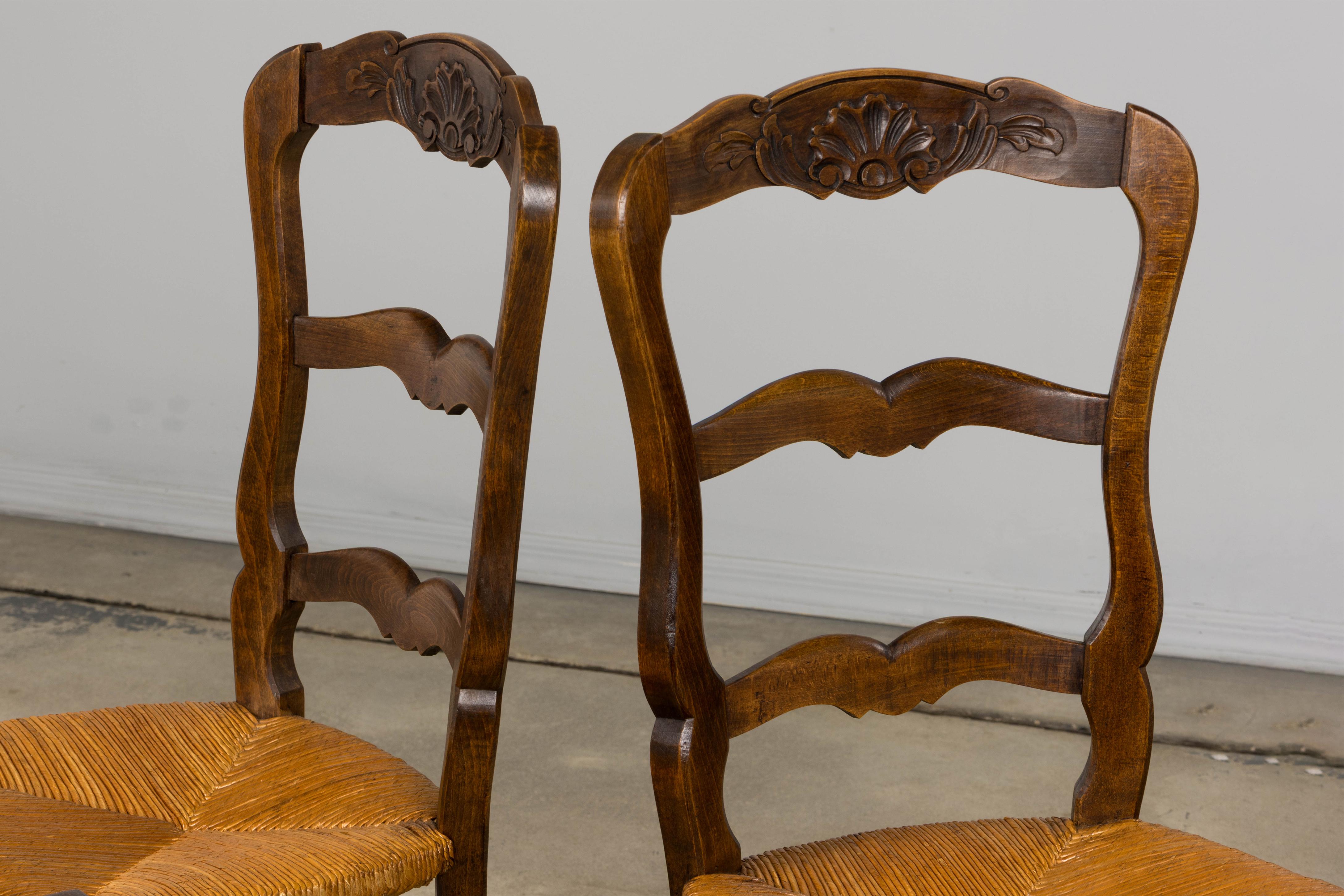 Pareja de sillas auxiliares provinciales francesas de arce estilo Luis XV con asientos de junco en venta 9
