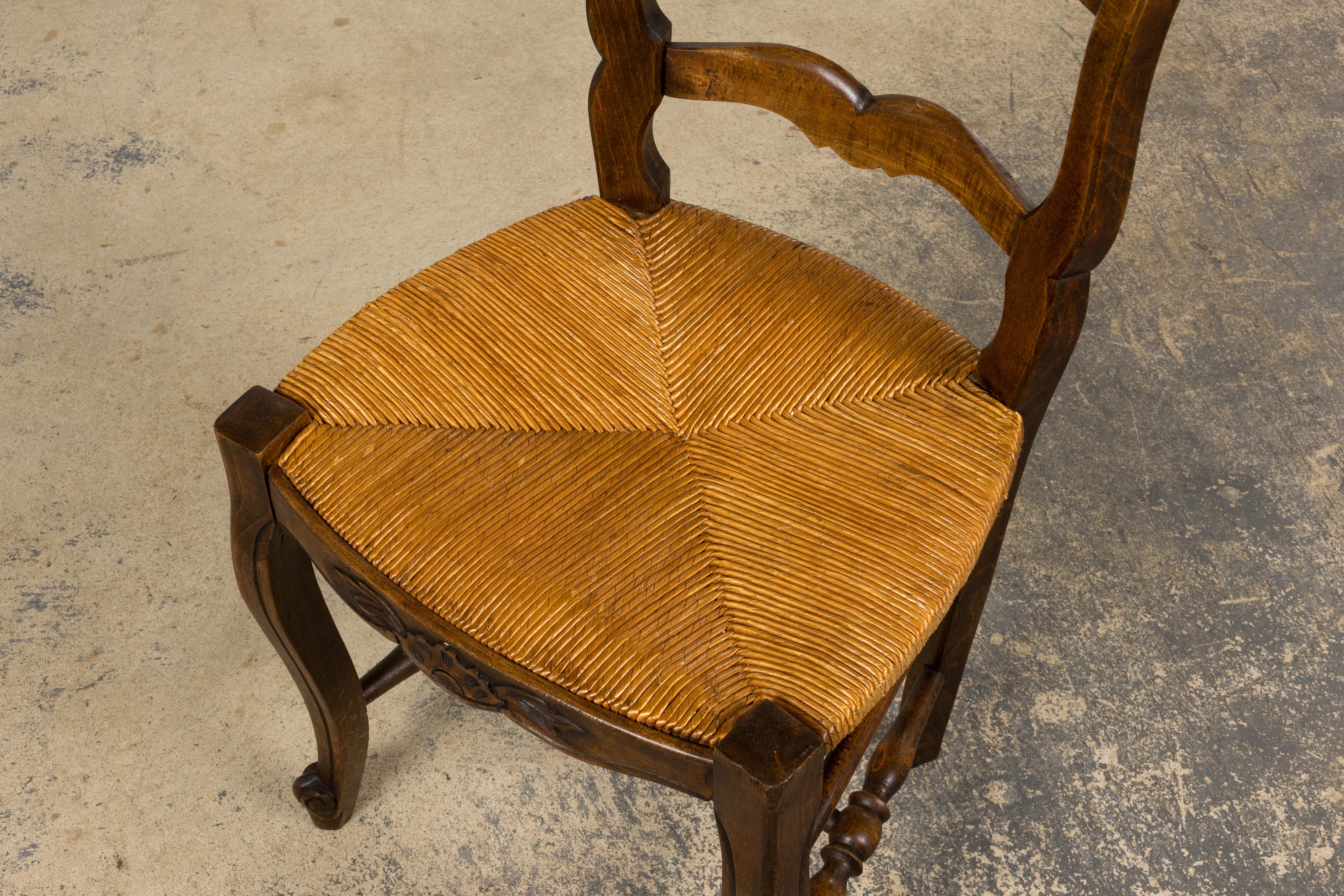 Pareja de sillas auxiliares provinciales francesas de arce estilo Luis XV con asientos de junco en venta 10