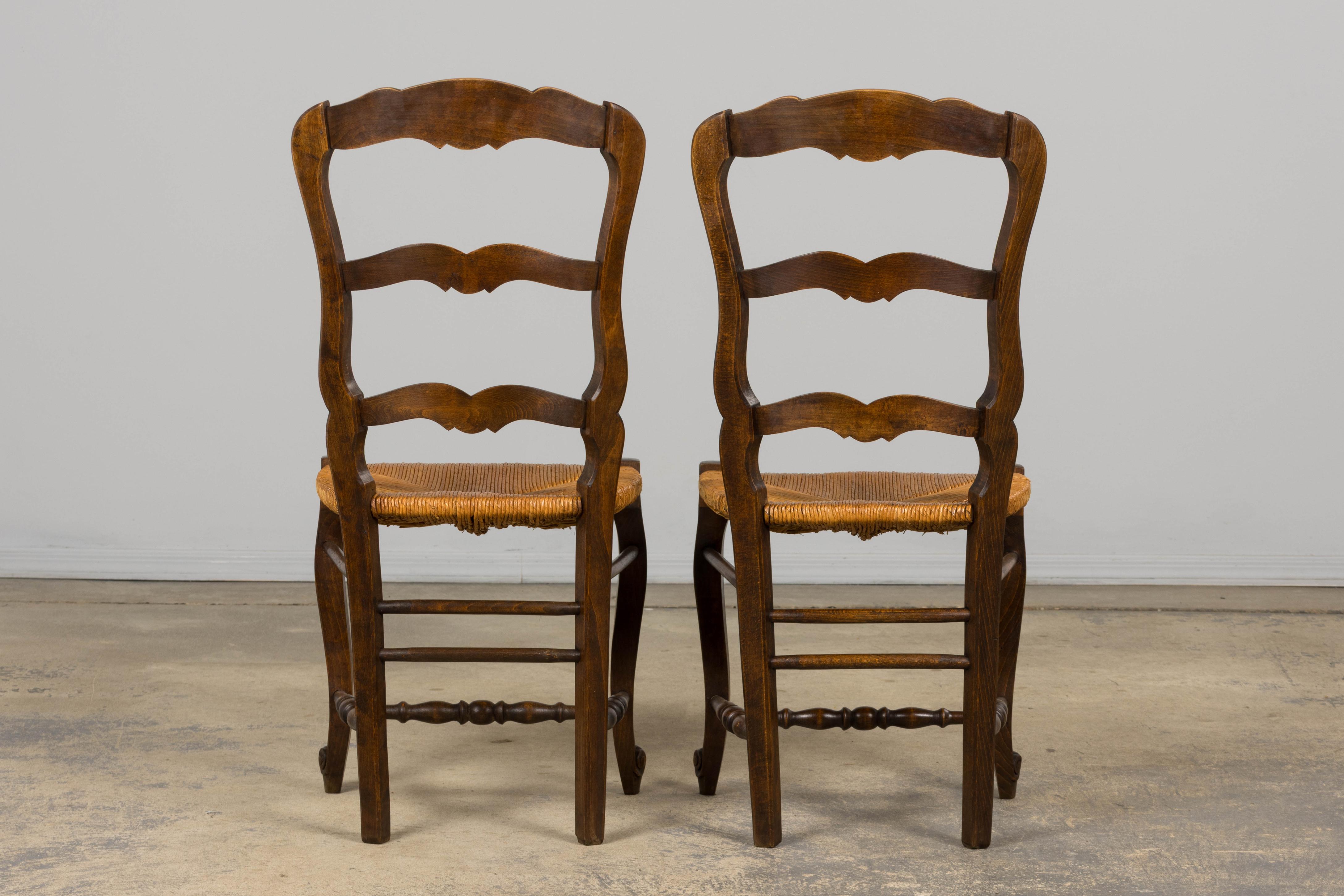 Pareja de sillas auxiliares provinciales francesas de arce estilo Luis XV con asientos de junco en venta 11