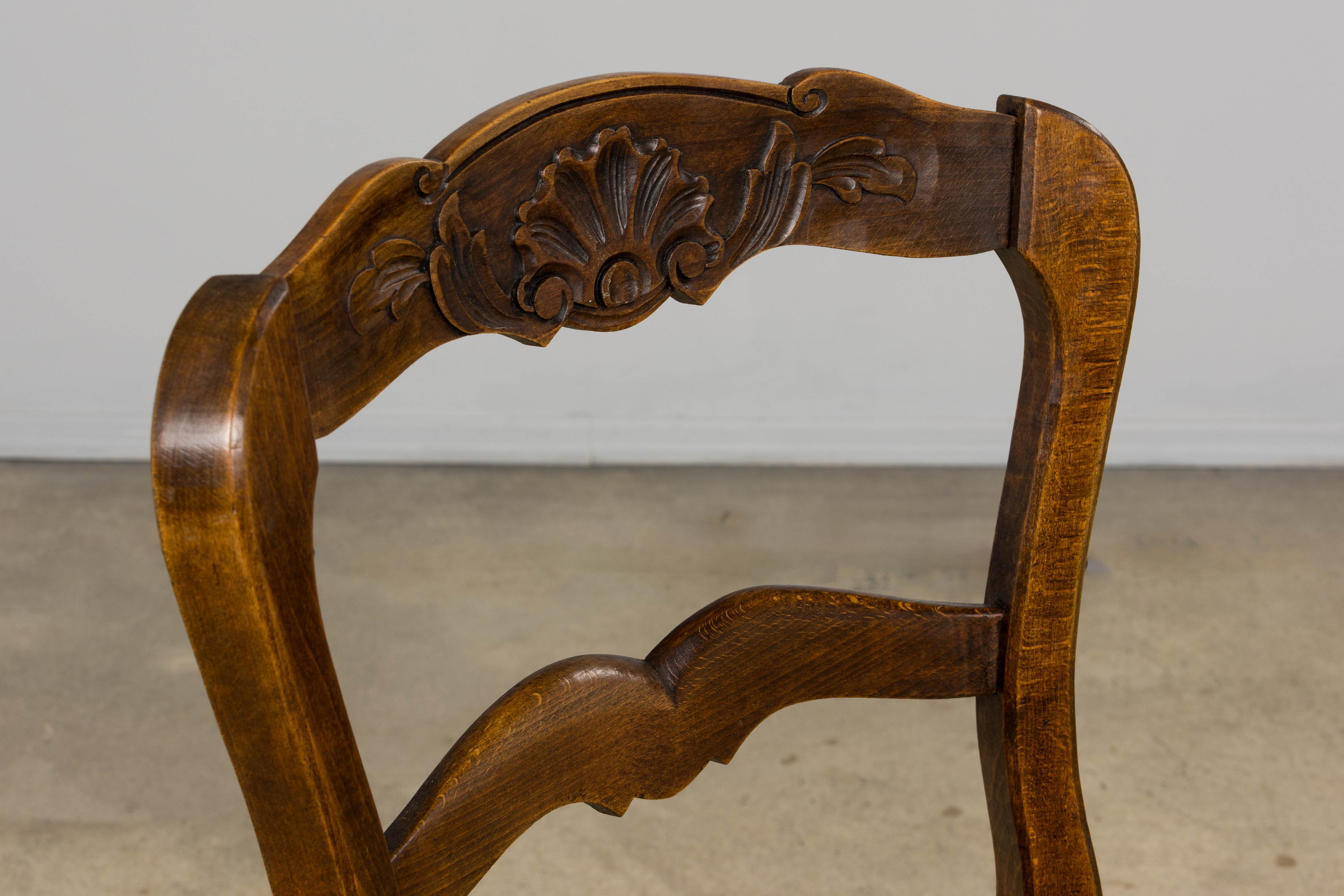 Un encantador par de sillas auxiliares provinciales francesas de estilo Luis XV, procedentes directamente de Provenza, Francia. Cada silla, hecha a mano con arce macizo, tiene un armazón elegantemente tallado con delicados motivos florales y