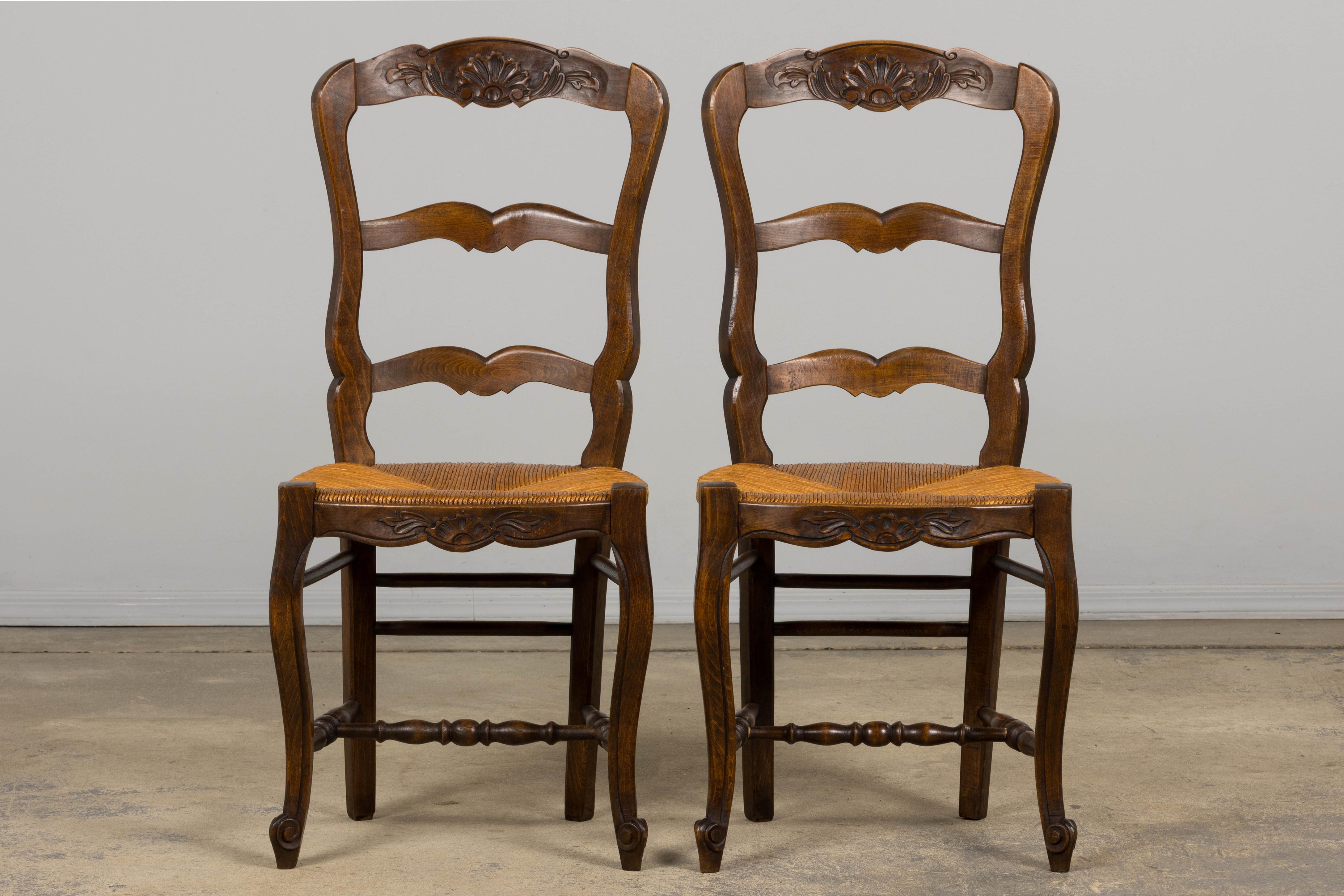 Pareja de sillas auxiliares provinciales francesas de arce estilo Luis XV con asientos de junco Francés en venta