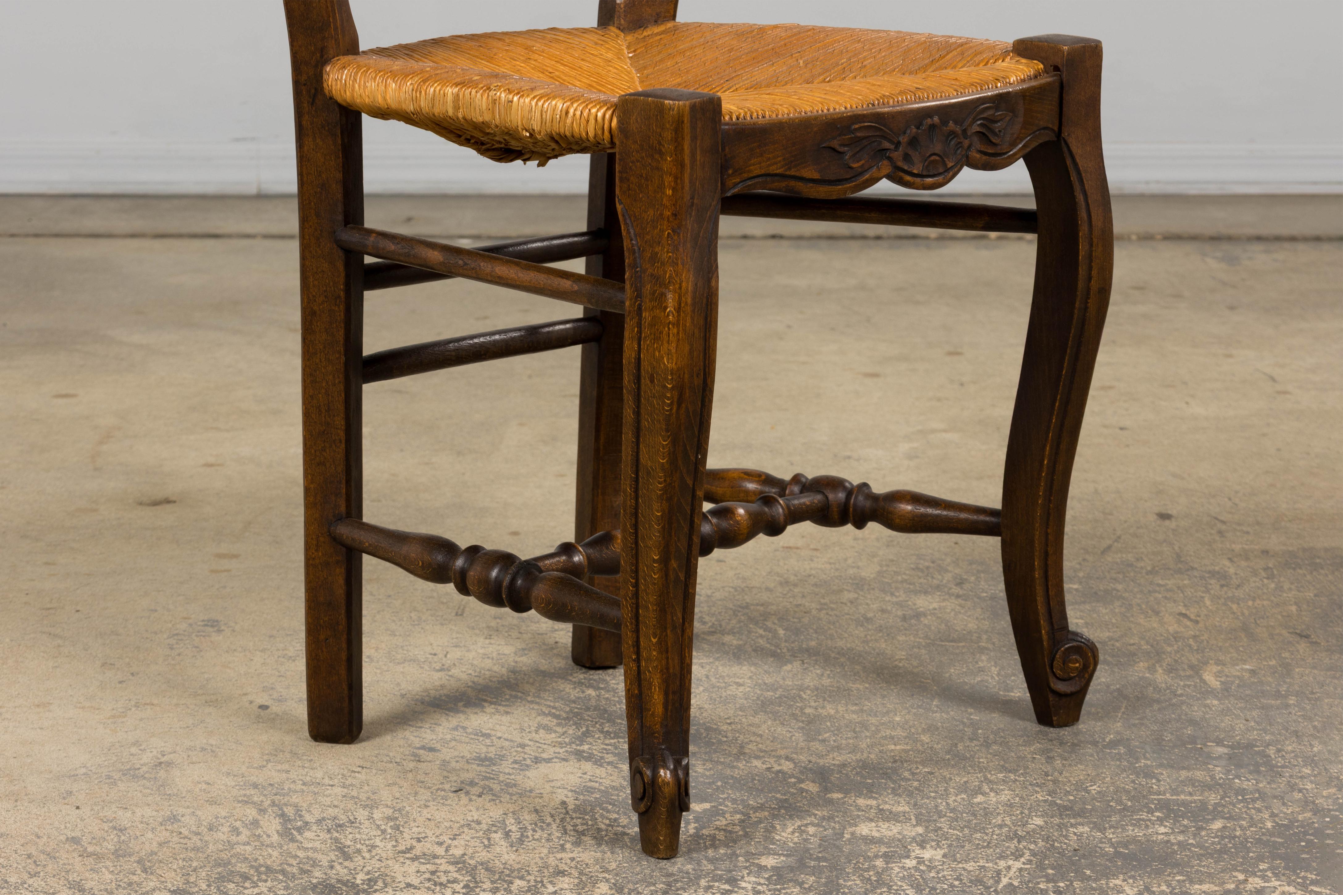 Pareja de sillas auxiliares provinciales francesas de arce estilo Luis XV con asientos de junco en venta 2