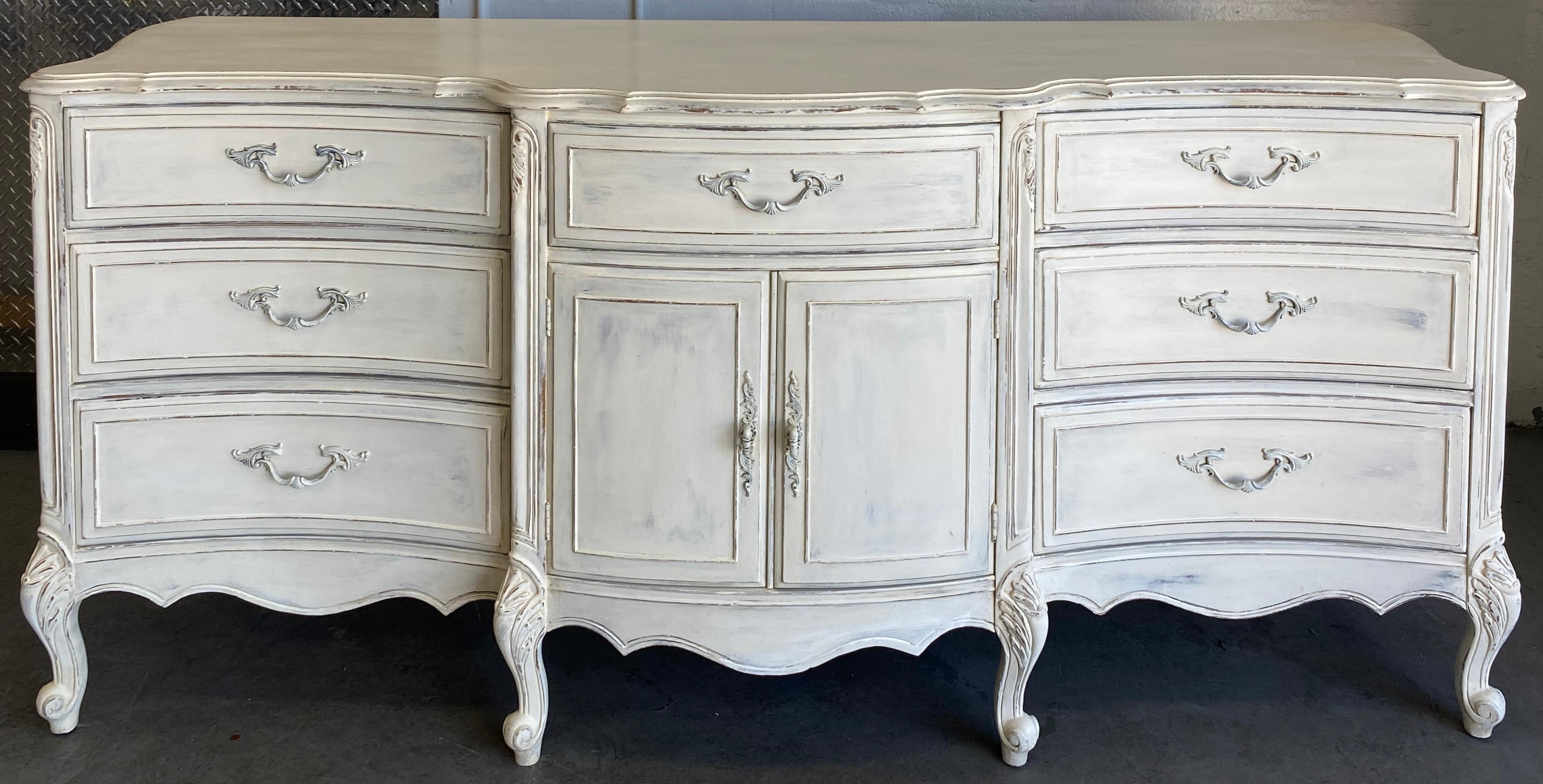 Französische Anrichte im Louis XV-Stil - Gemaltes Buffet / Enfilade

Ein charmantes, bemaltes französisches Buffet im Stil Ludwigs XV., gefertigt aus Eiche und mit einer sanften, abgenutzten Patina versehen, die seinen provinziellen Charakter