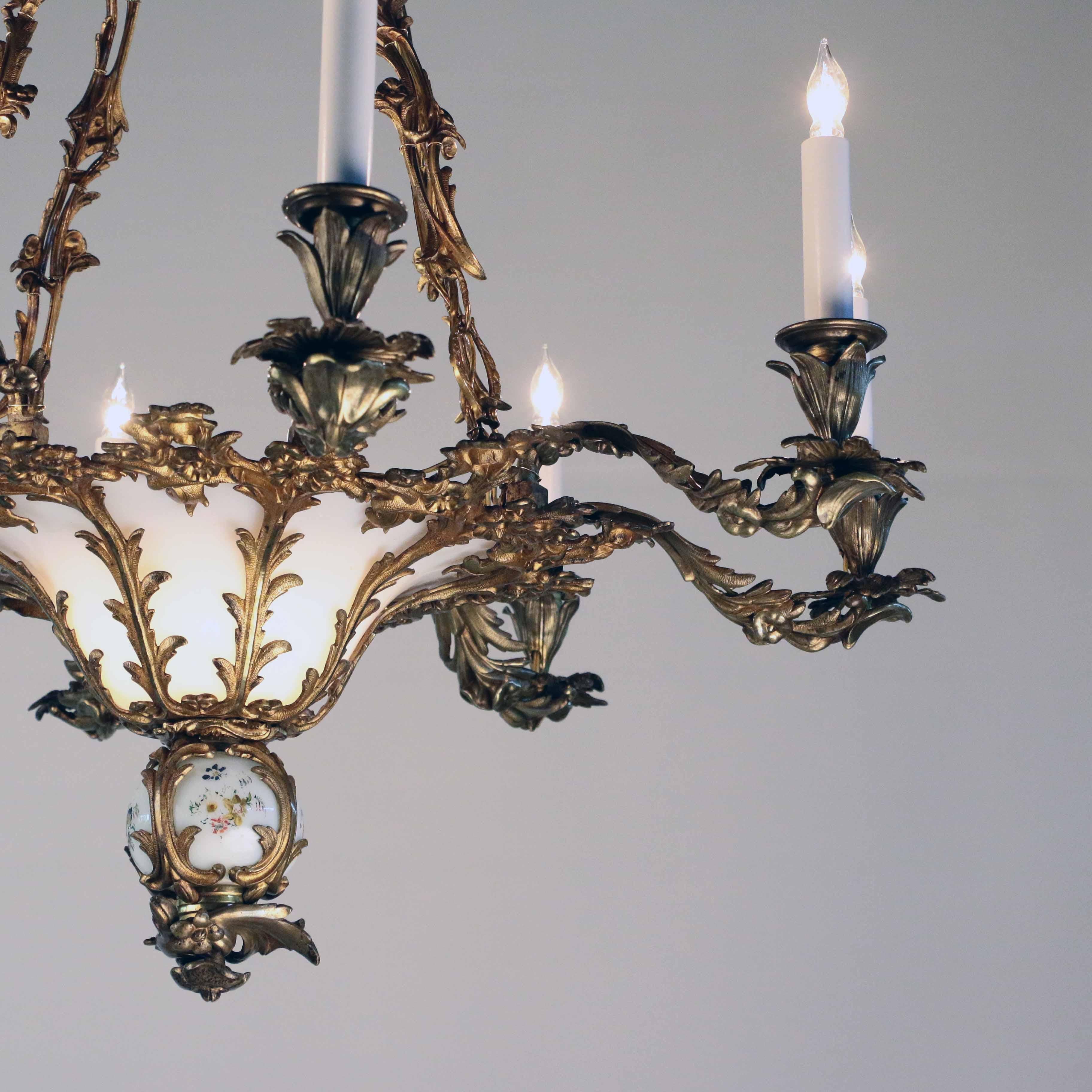 French Louis XV Style Rococo Bronze and Glass Eight-Light Chandelier In Good Condition In Montreal, QC