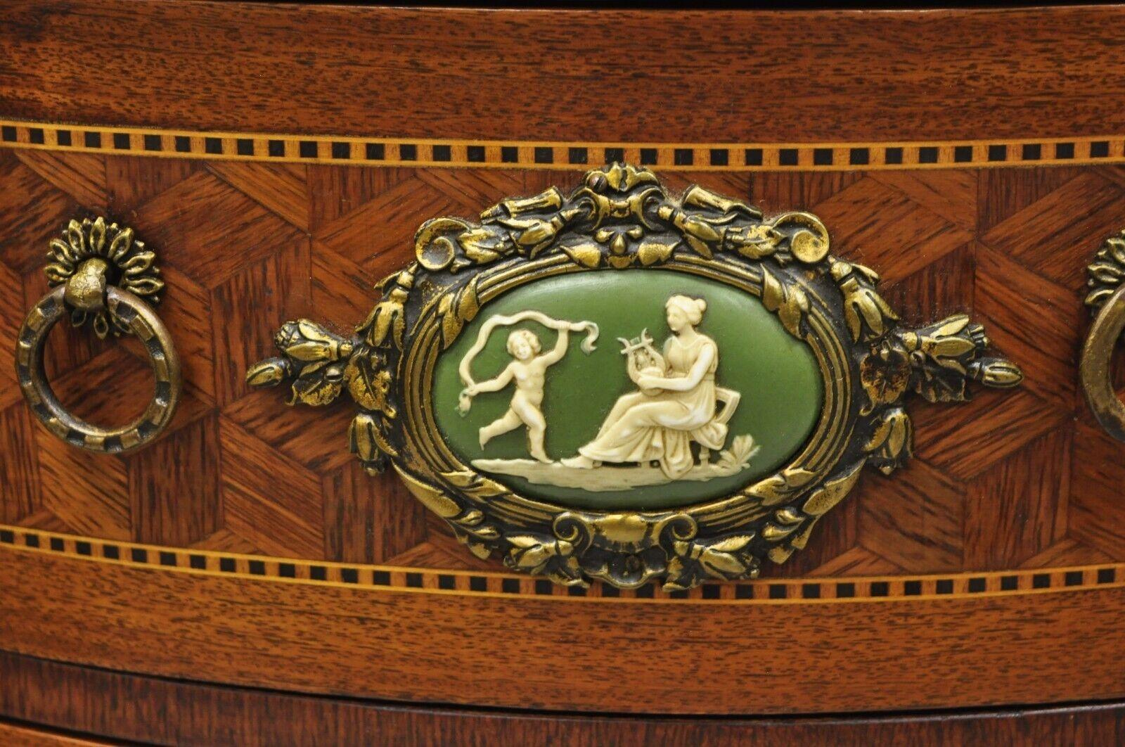 Table de nuit commode bombée de style Louis XV français avec plateau en marbre rouge Bon état - En vente à Philadelphia, PA