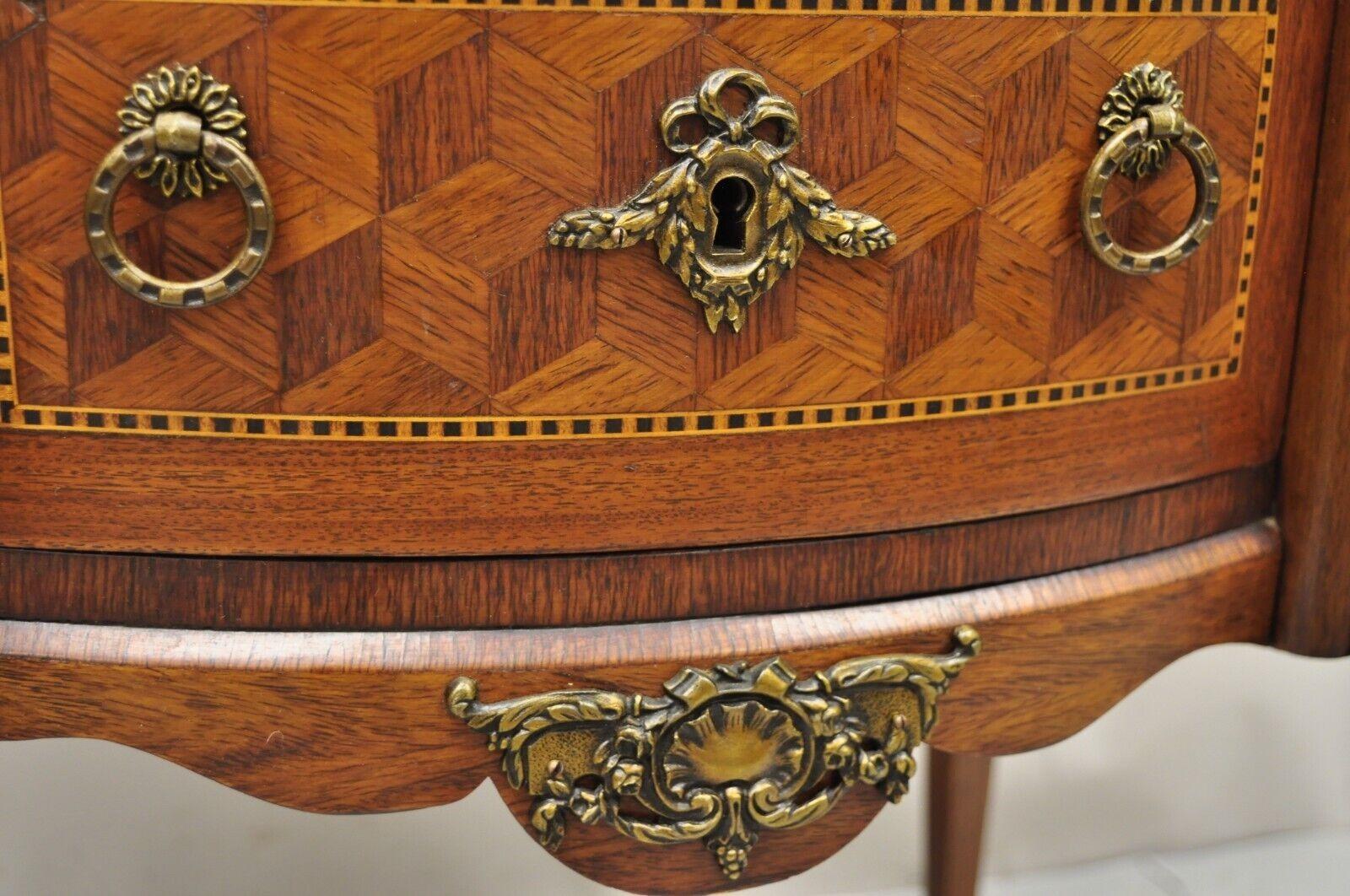 Table de nuit commode bombée de style Louis XV français avec plateau en marbre rouge en vente 2