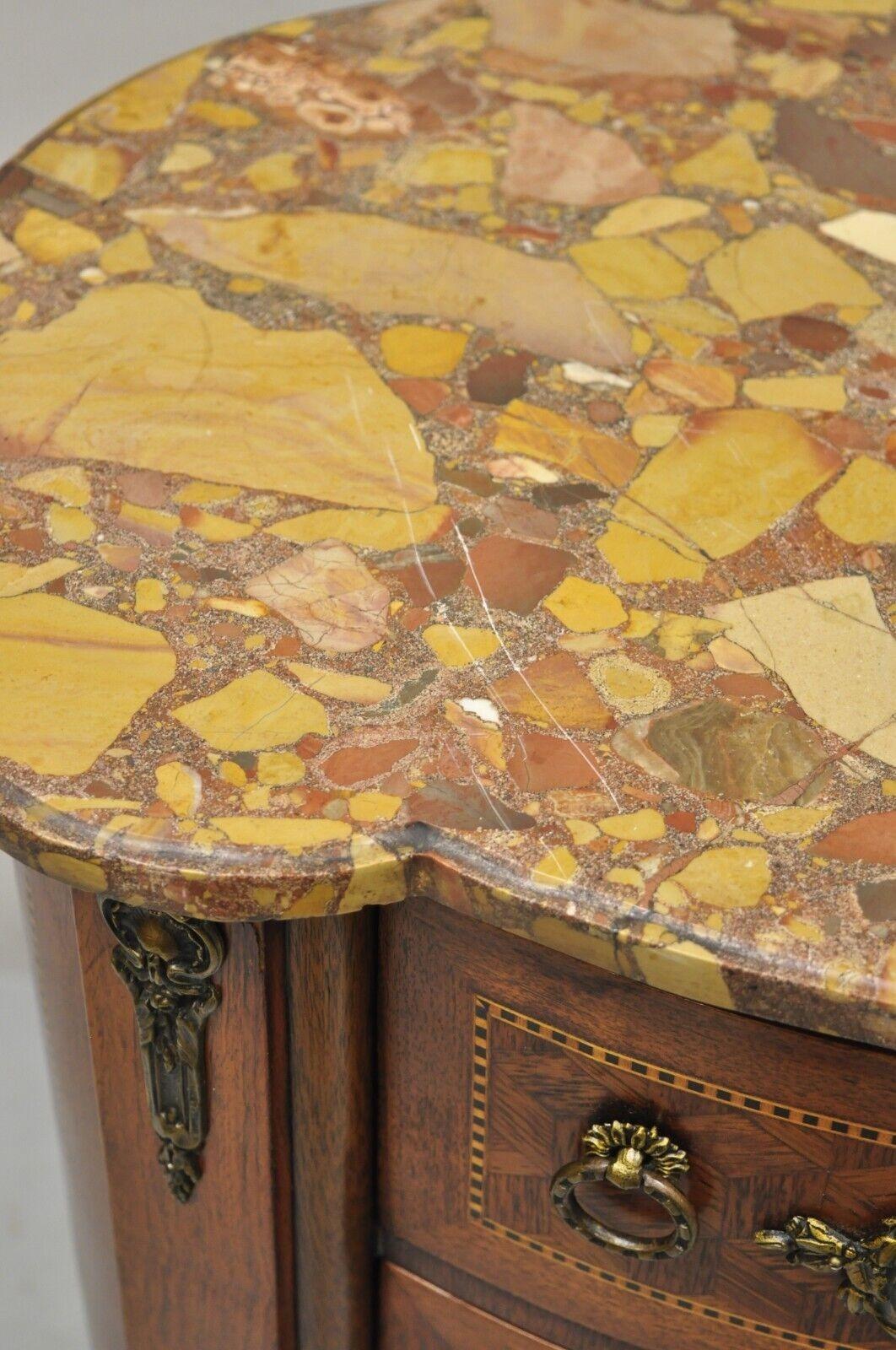 Table de nuit commode bombée de style Louis XV français avec plateau en marbre rouge en vente 4