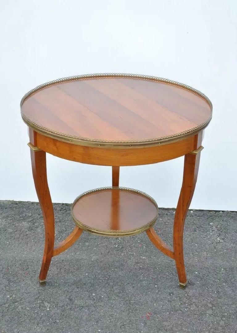 Table bouillotte ronde de style Louis XV en bois de cerisier avec bronze doré en vente 4
