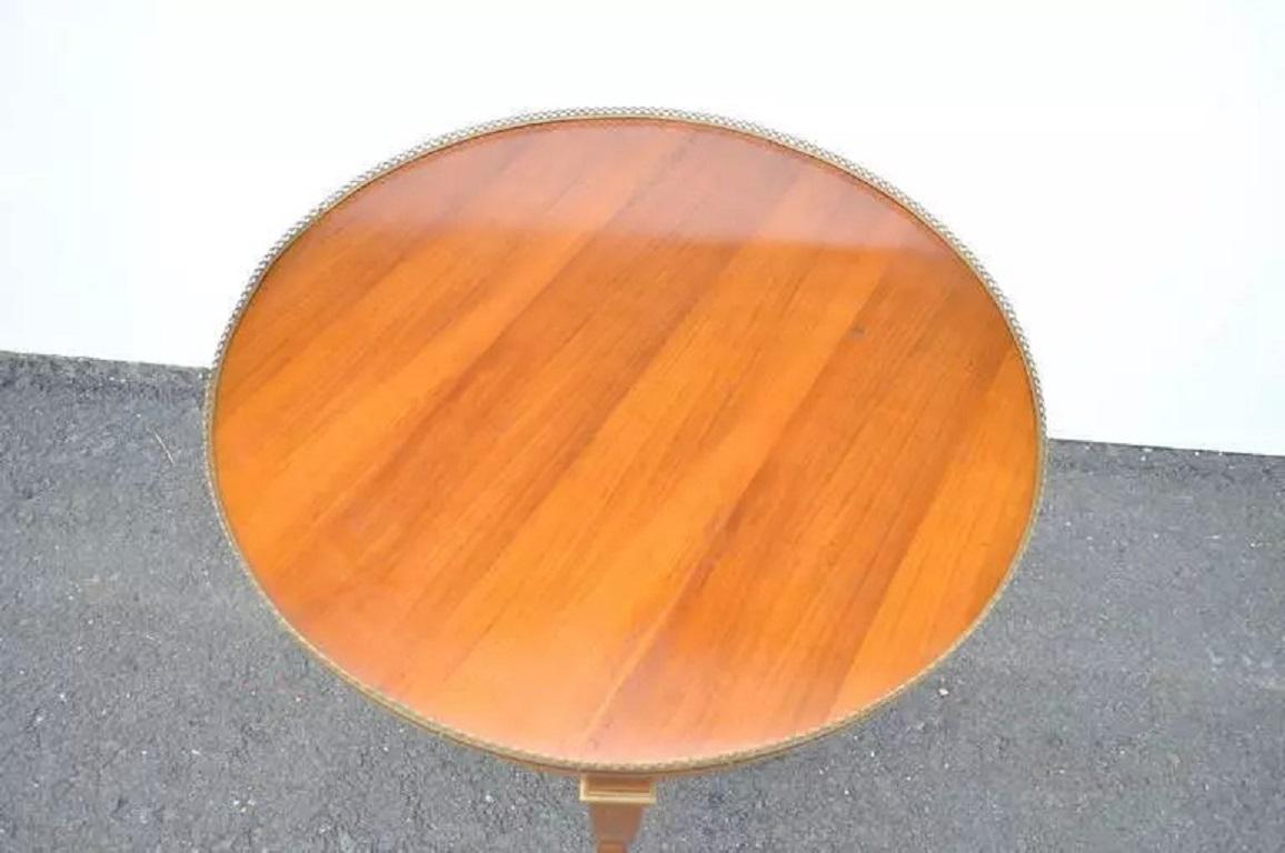 Inconnu Table bouillotte ronde de style Louis XV en bois de cerisier avec bronze doré en vente