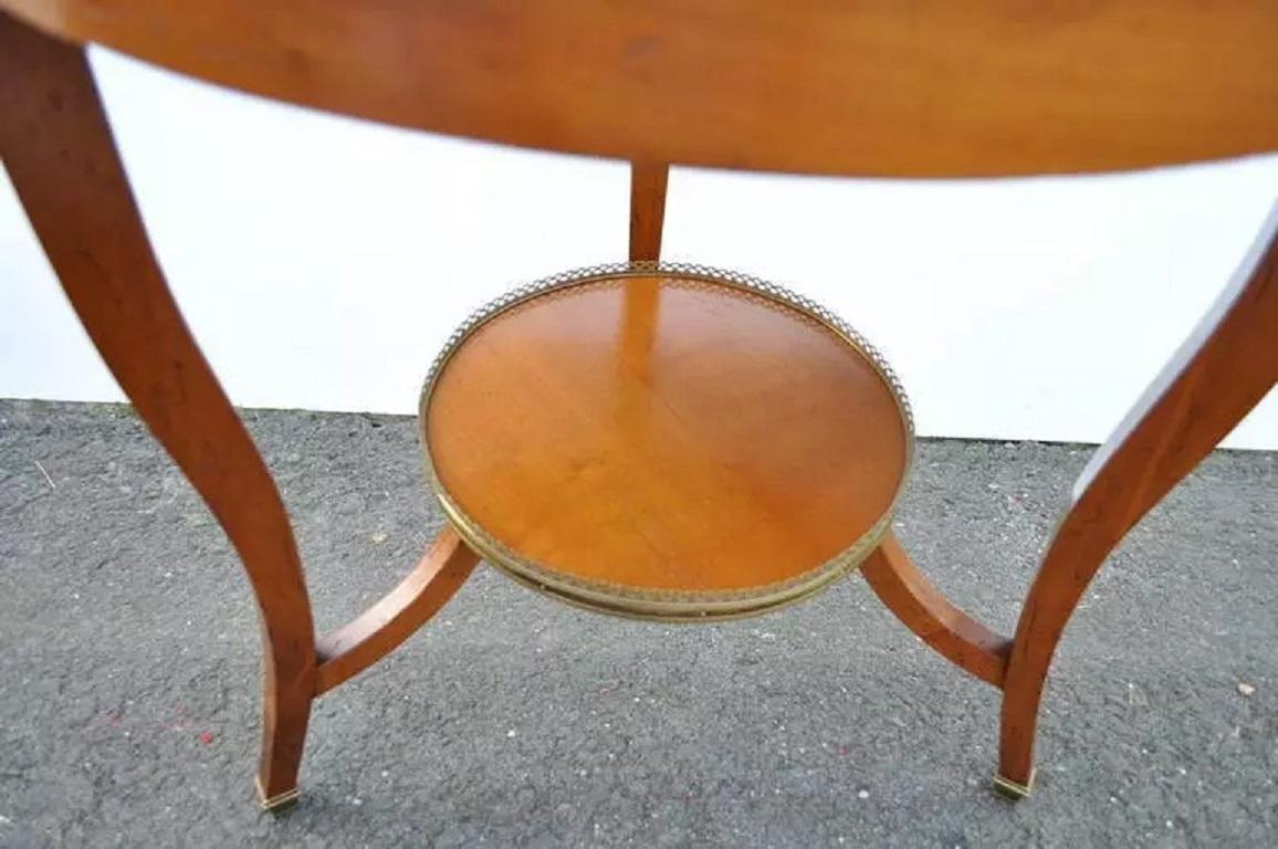 Table bouillotte ronde de style Louis XV en bois de cerisier avec bronze doré Bon état - En vente à Philadelphia, PA