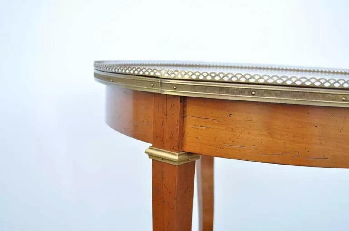 20ième siècle Table bouillotte ronde de style Louis XV en bois de cerisier avec bronze doré en vente