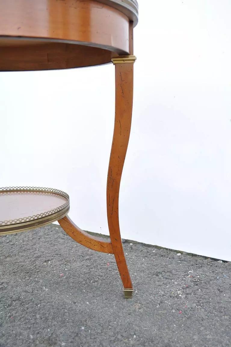 Table bouillotte ronde de style Louis XV en bois de cerisier avec bronze doré en vente 1