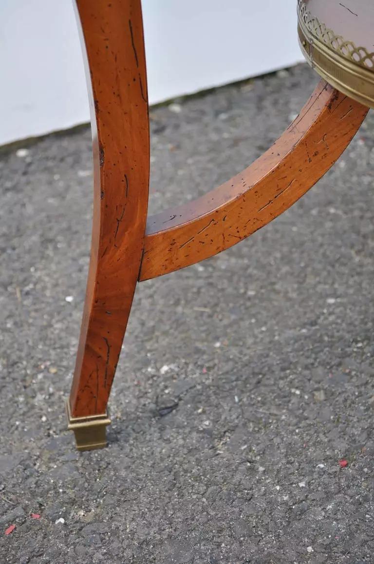 Table bouillotte ronde de style Louis XV en bois de cerisier avec bronze doré en vente 2