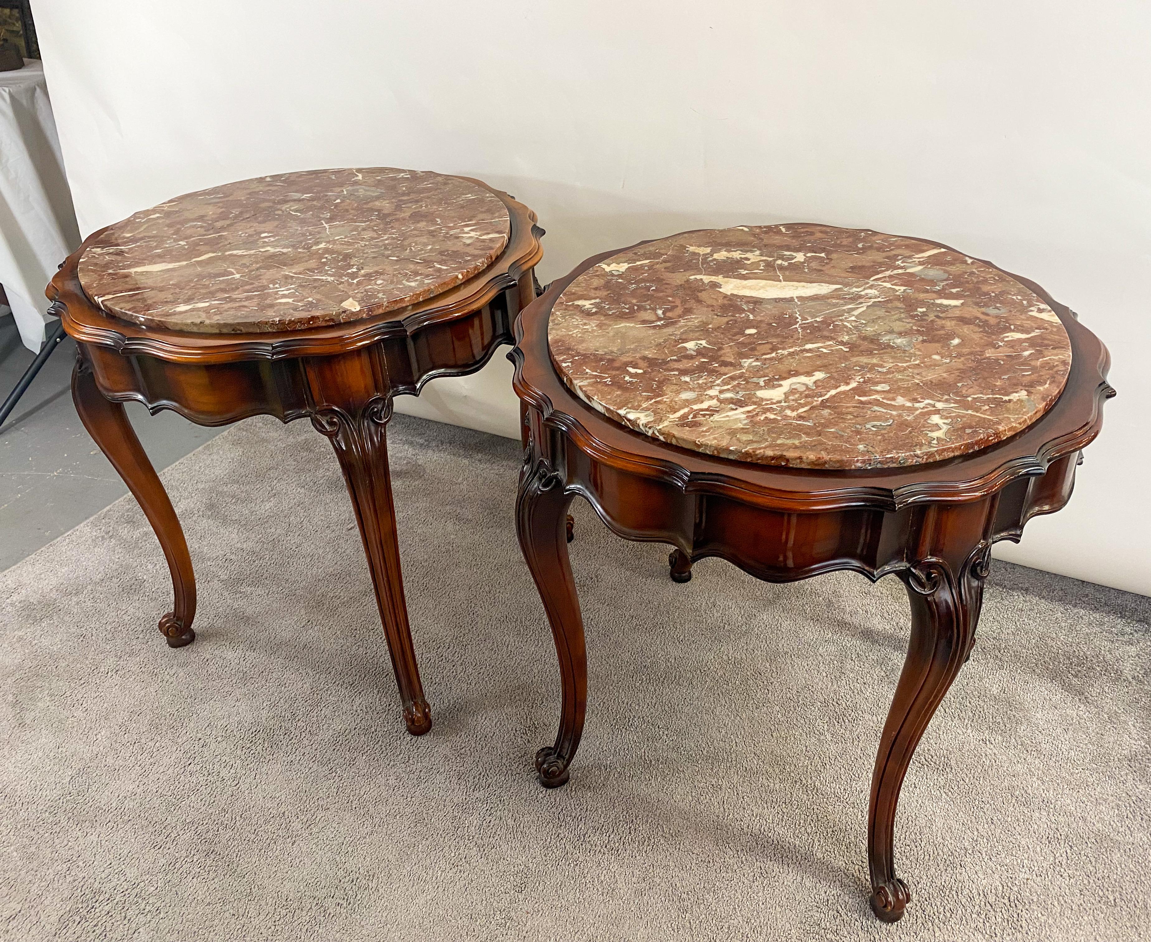 20ième siècle Paire de tables d'appoint ou d'extrémité rondes de style Louis XV en acajou et plateau en marbre