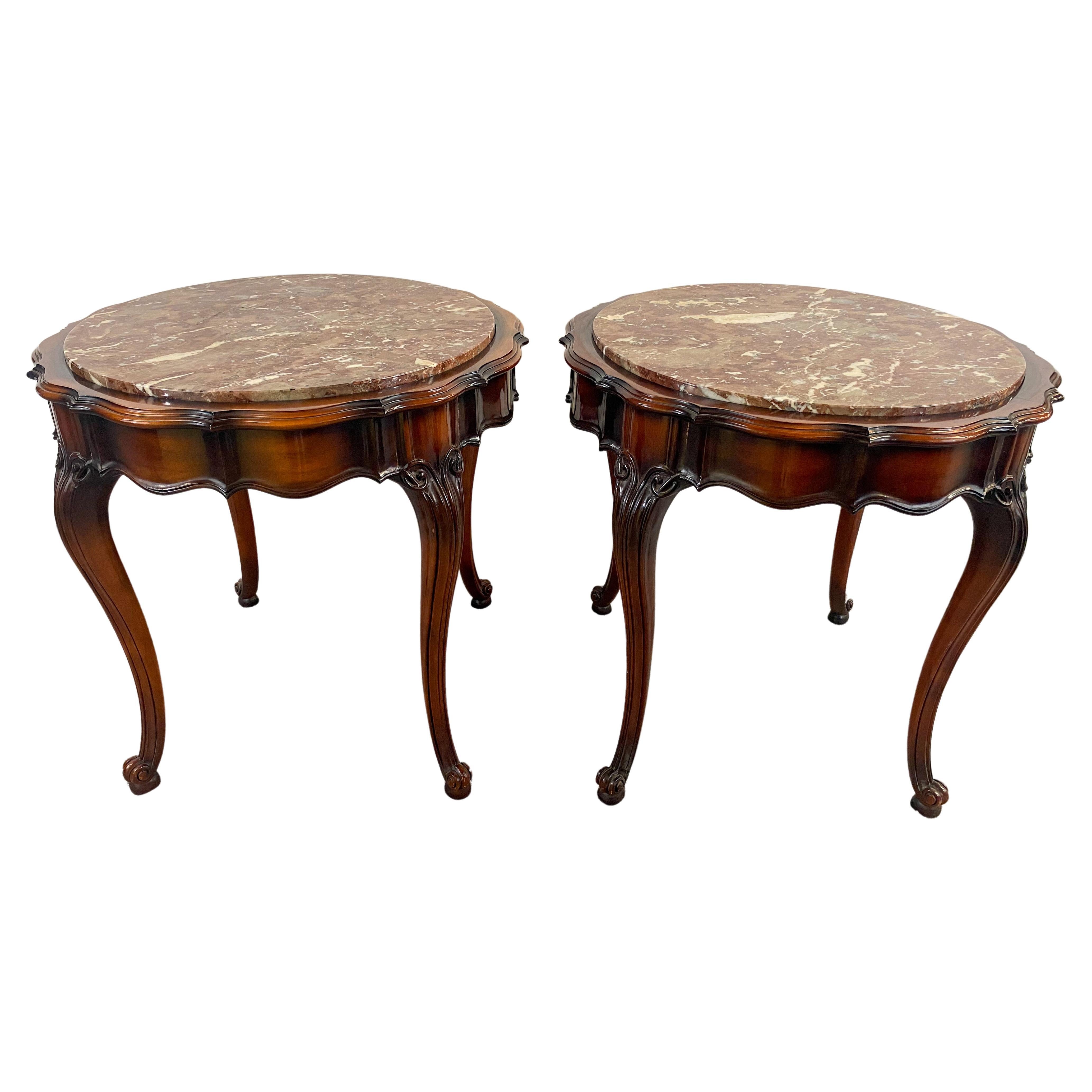 Paire de tables d'appoint ou d'extrémité rondes de style Louis XV en acajou et plateau en marbre