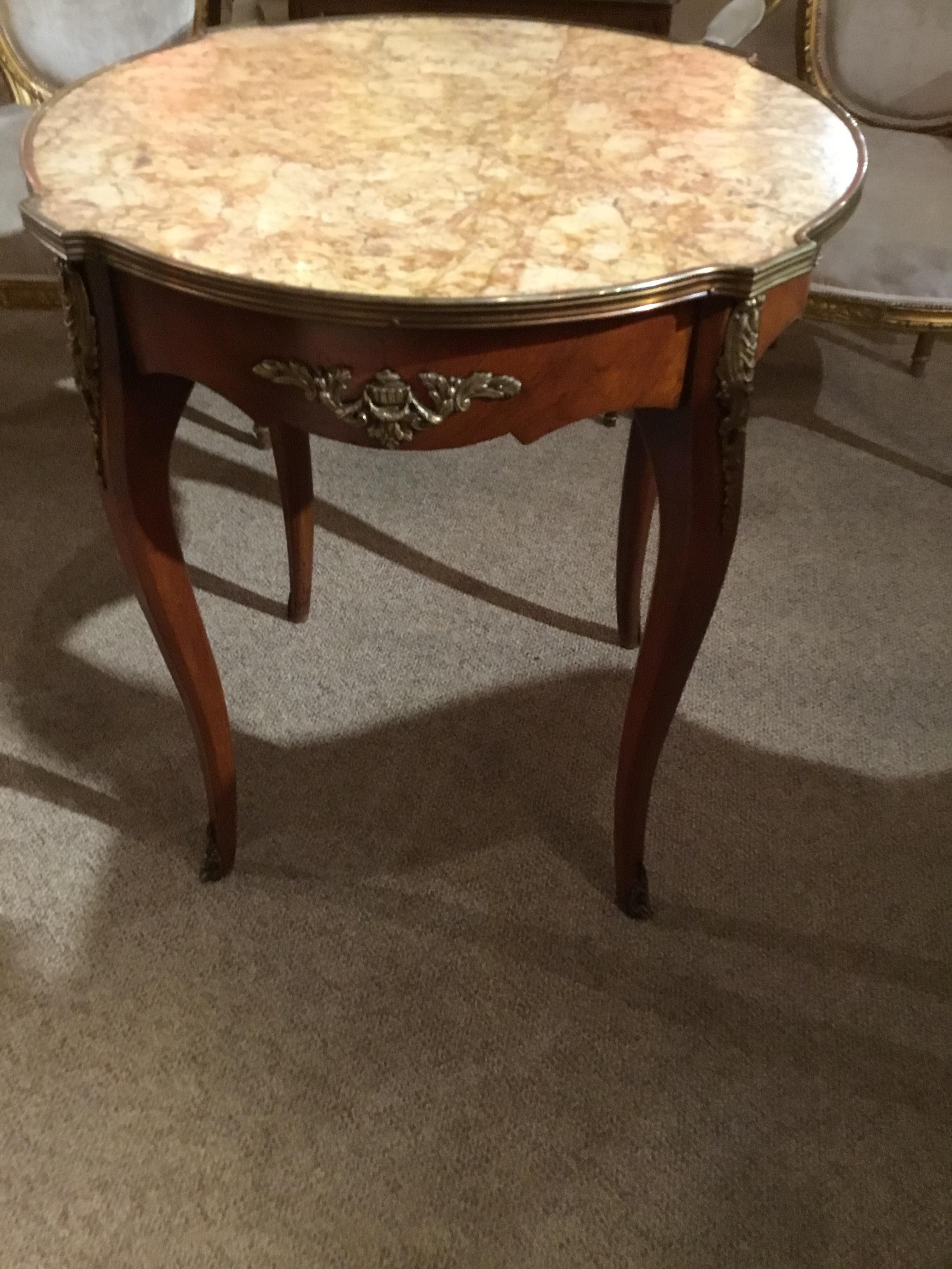table ronde style louis xv