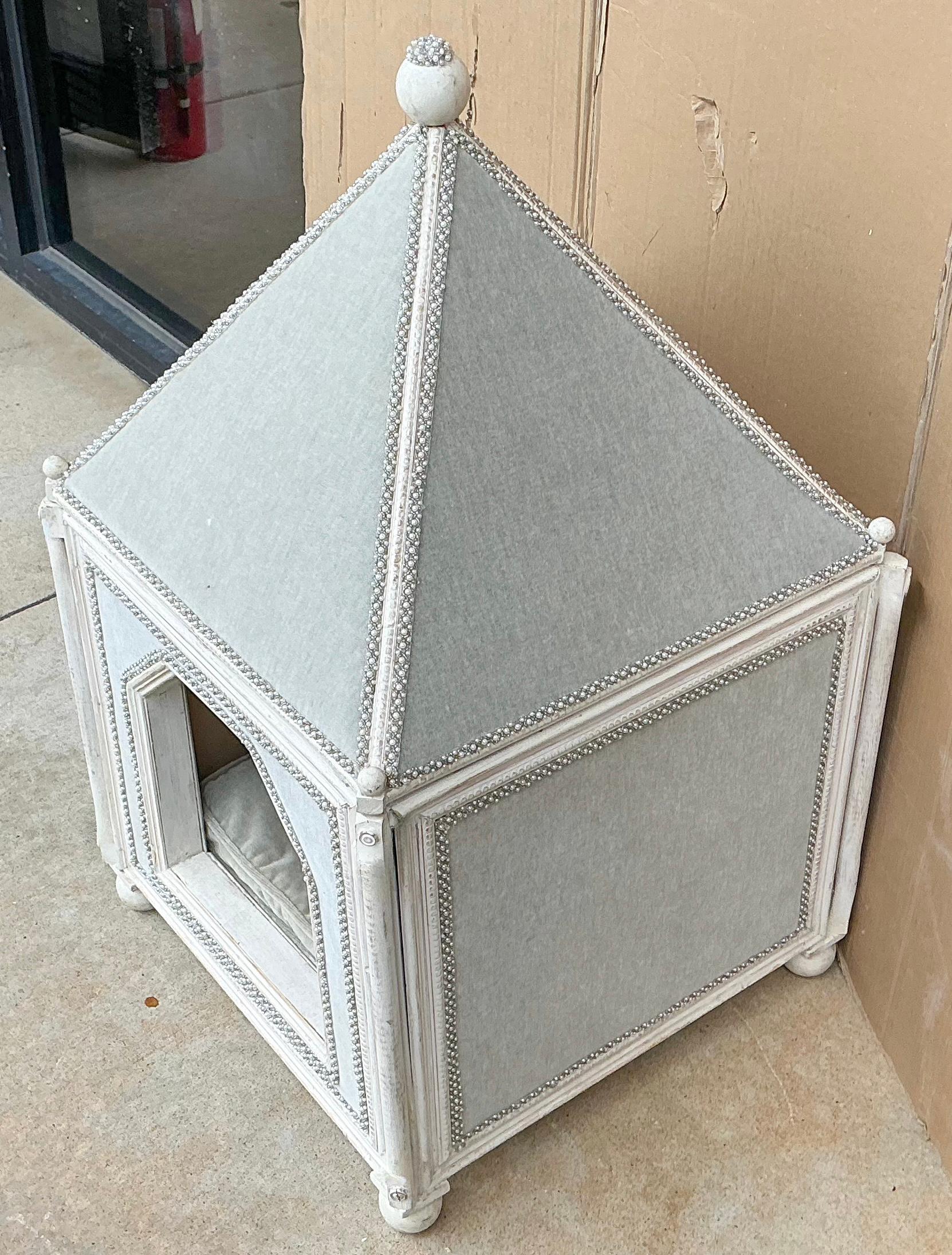 French Louis XV Style Royal Painted & Velvet Lined  Pet / Dog / Cat House Or Bed In Good Condition For Sale In Kennesaw, GA