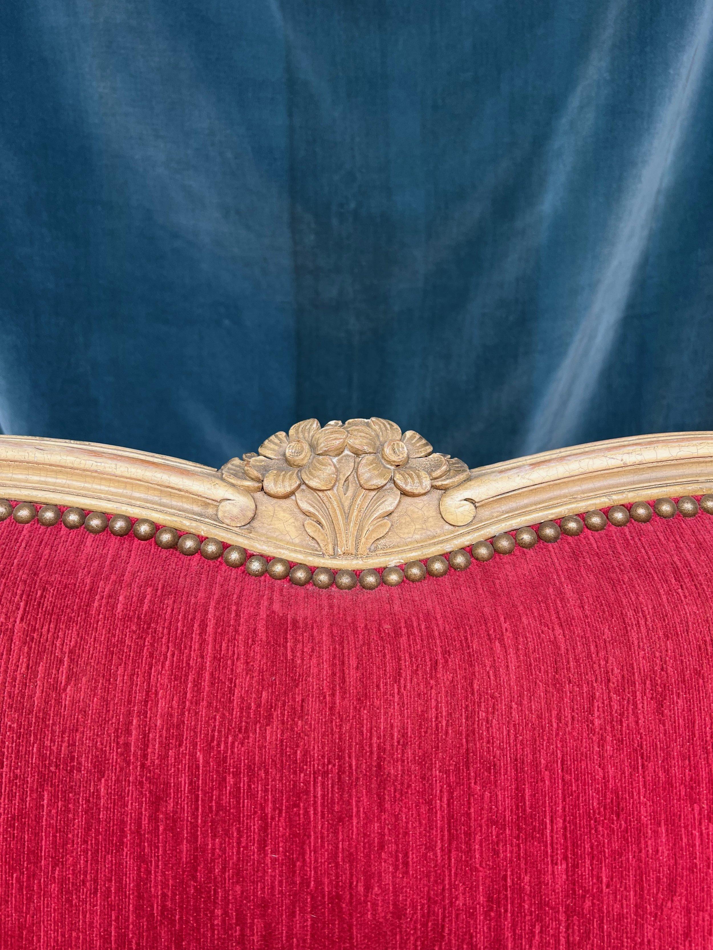 French Louis XV Style Settee in Red Velvet For Sale 3