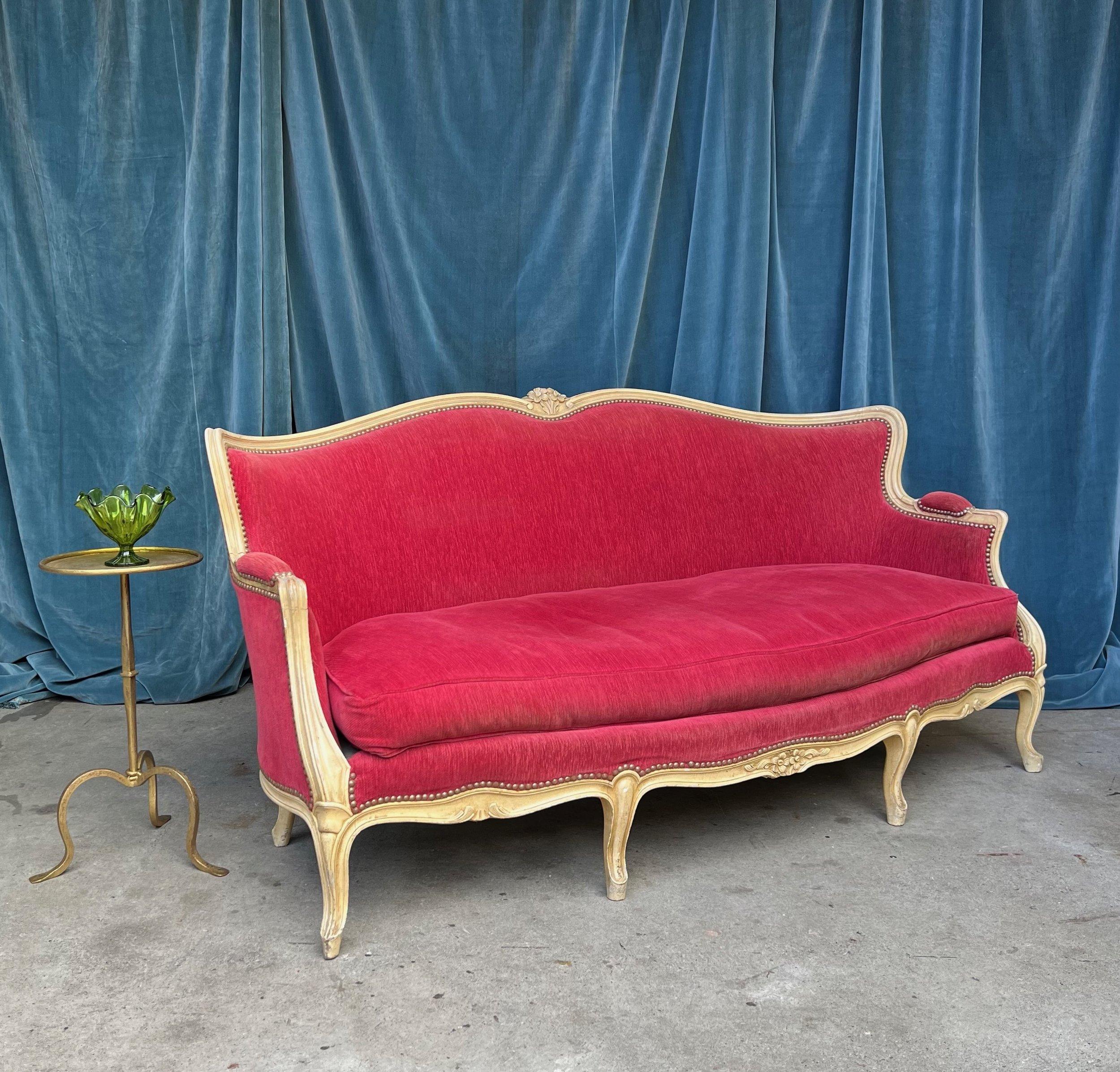 Français Settee française de style Louis XV en velours rouge en vente