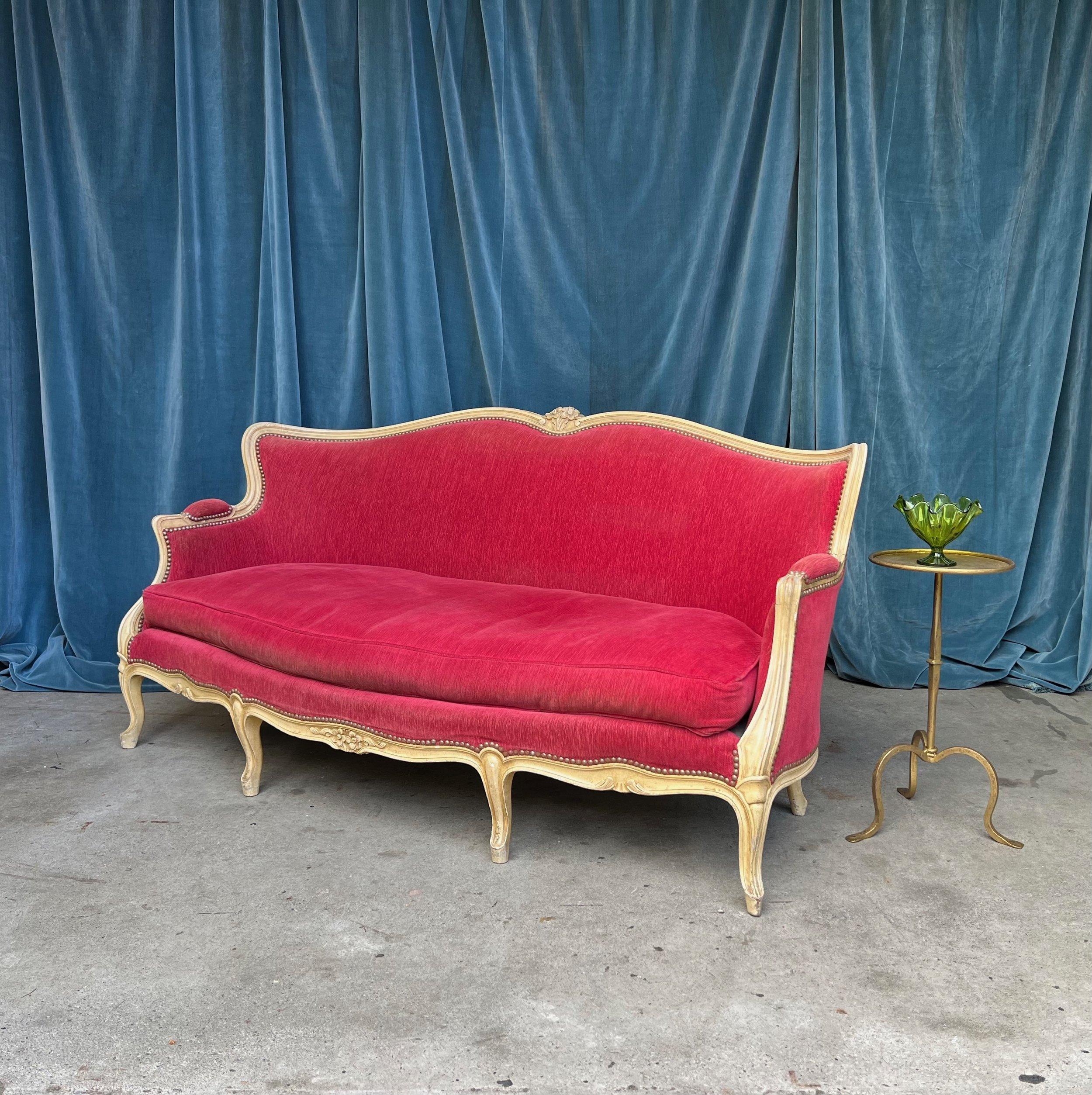 Settee française de style Louis XV en velours rouge Bon état - En vente à Buchanan, NY