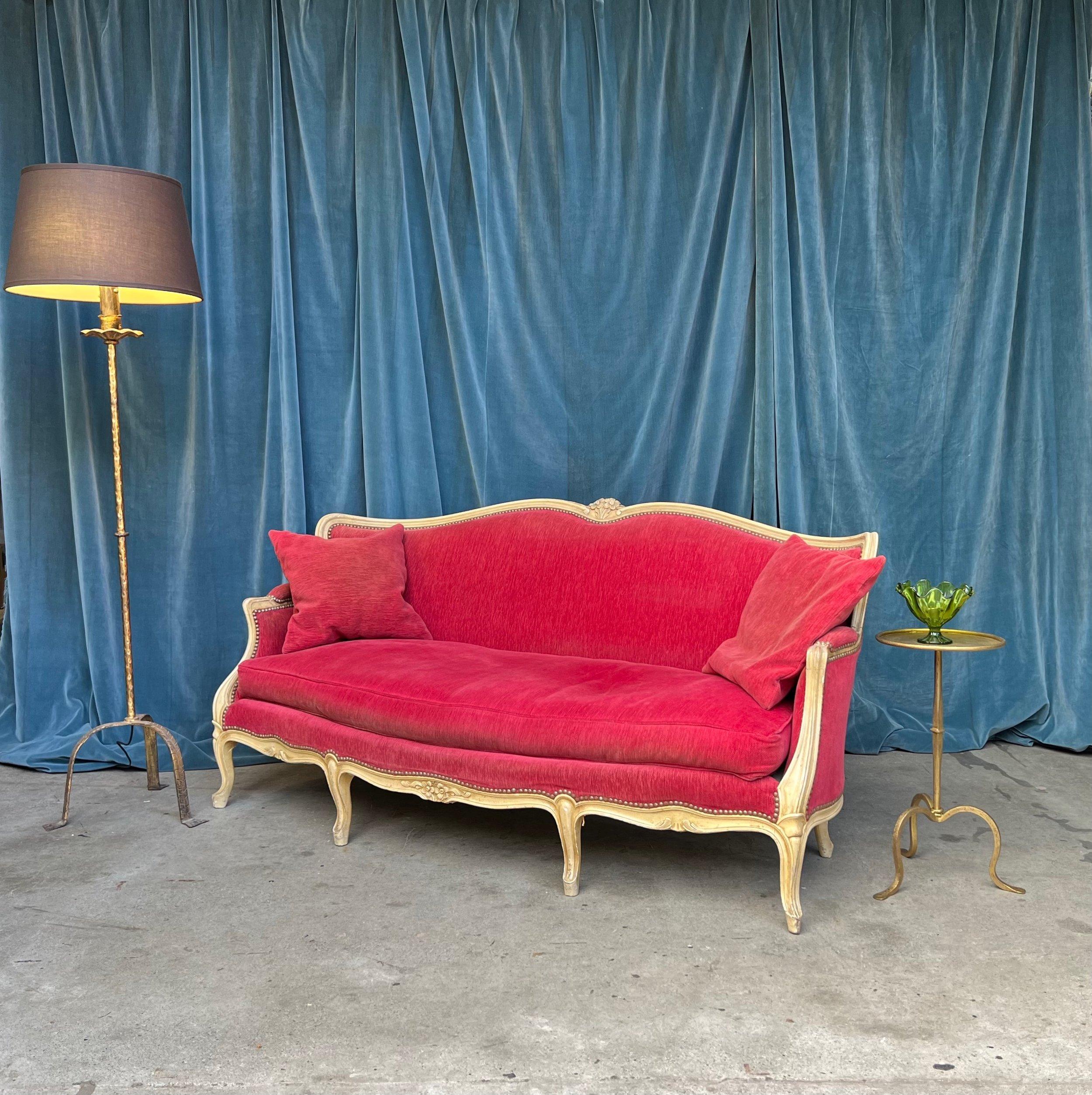 Début du 20ème siècle Settee française de style Louis XV en velours rouge en vente