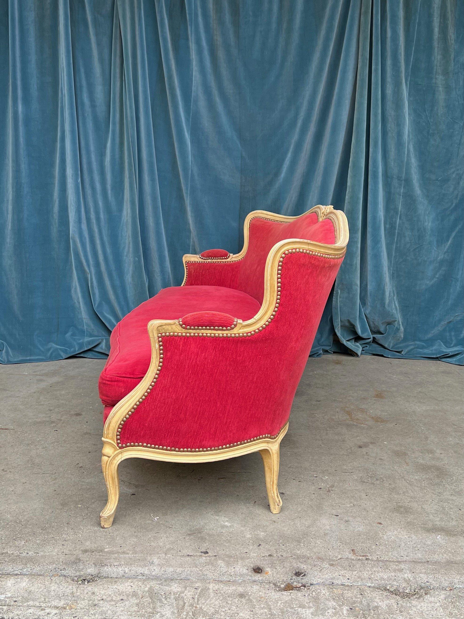 Tissu Settee française de style Louis XV en velours rouge en vente