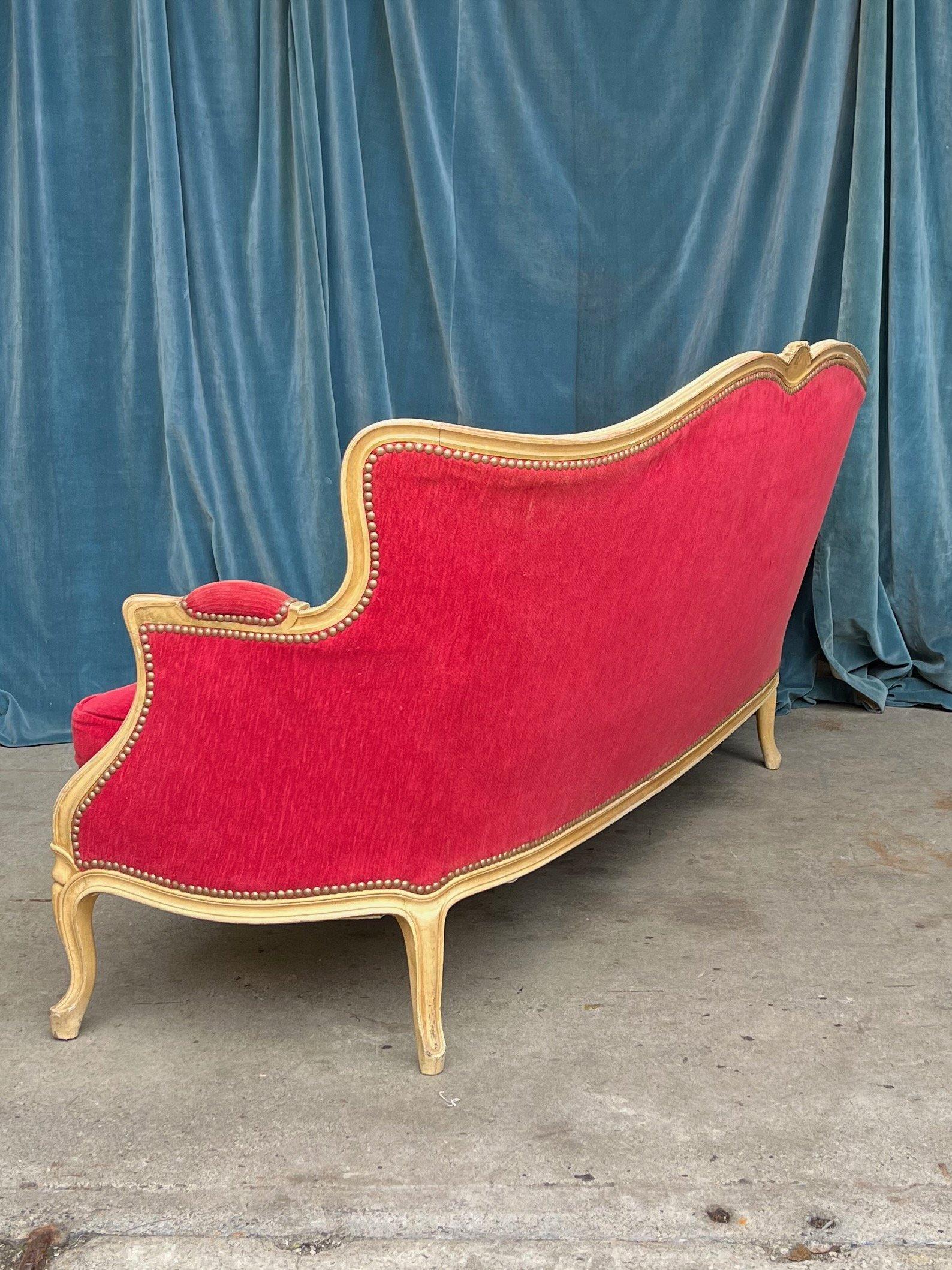 Early 20th Century French Louis XV Style Settee in Red Velvet For Sale
