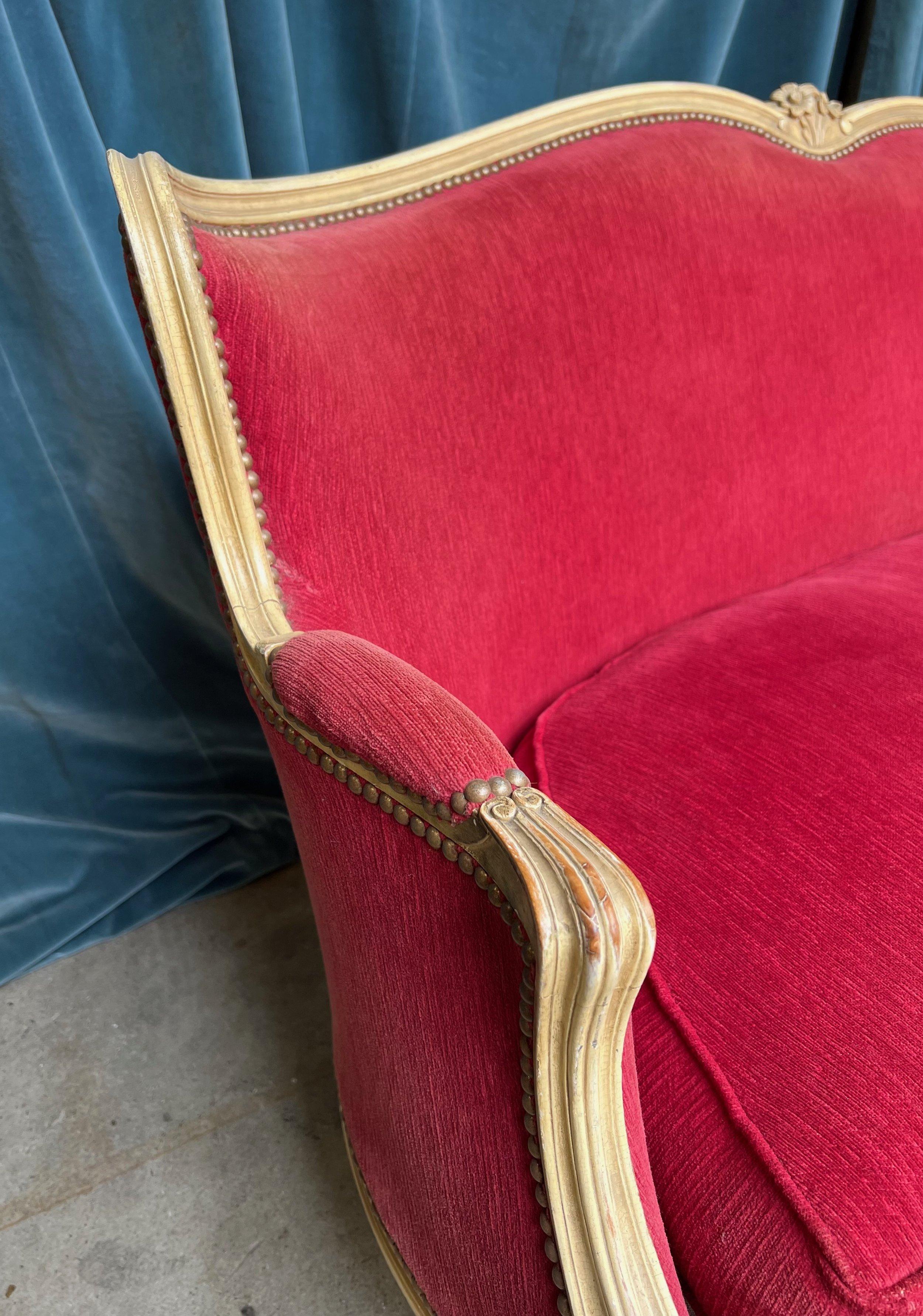 French Louis XV Style Settee in Red Velvet For Sale 1