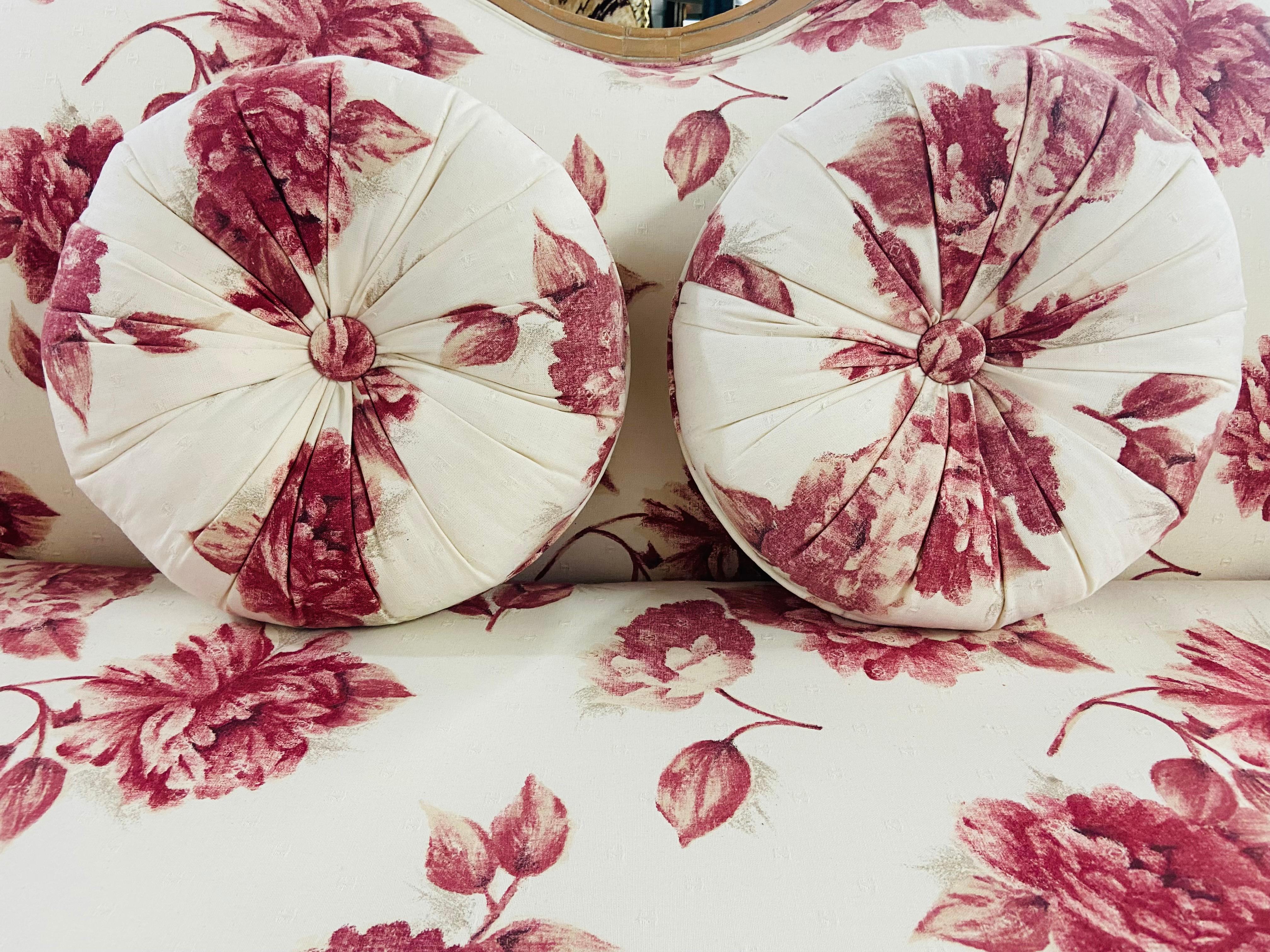 Settee oder Canape im Louis XV.-Stil mit floraler Polsterung in Rot und Weiß im Angebot 10