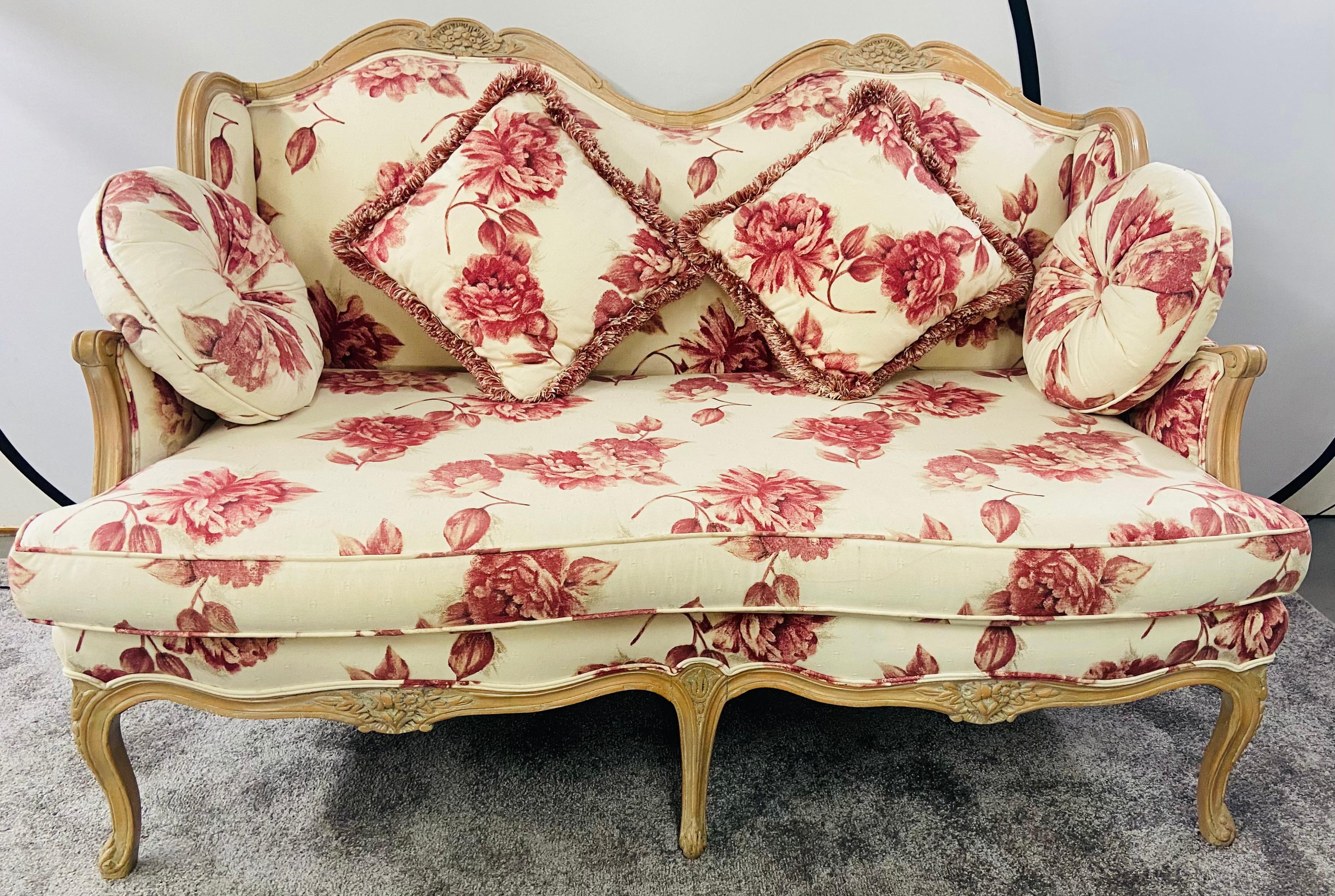 French Louis XV Style Settee or Canape with Floral Upholstery in Red & White In Good Condition For Sale In Plainview, NY
