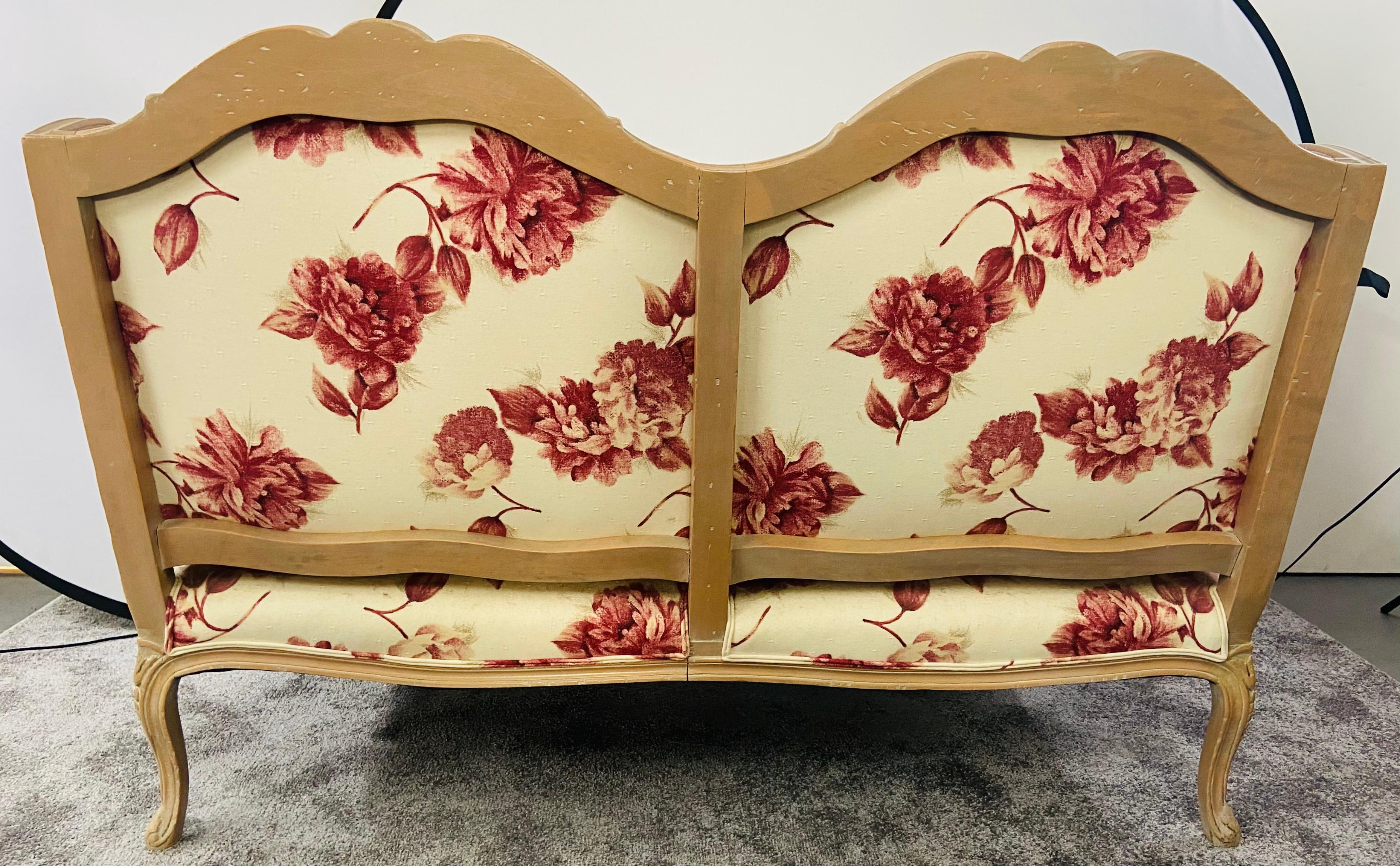 Settee ou canapé français de style Louis XV avec tapisserie florale rouge et blanche en vente 1
