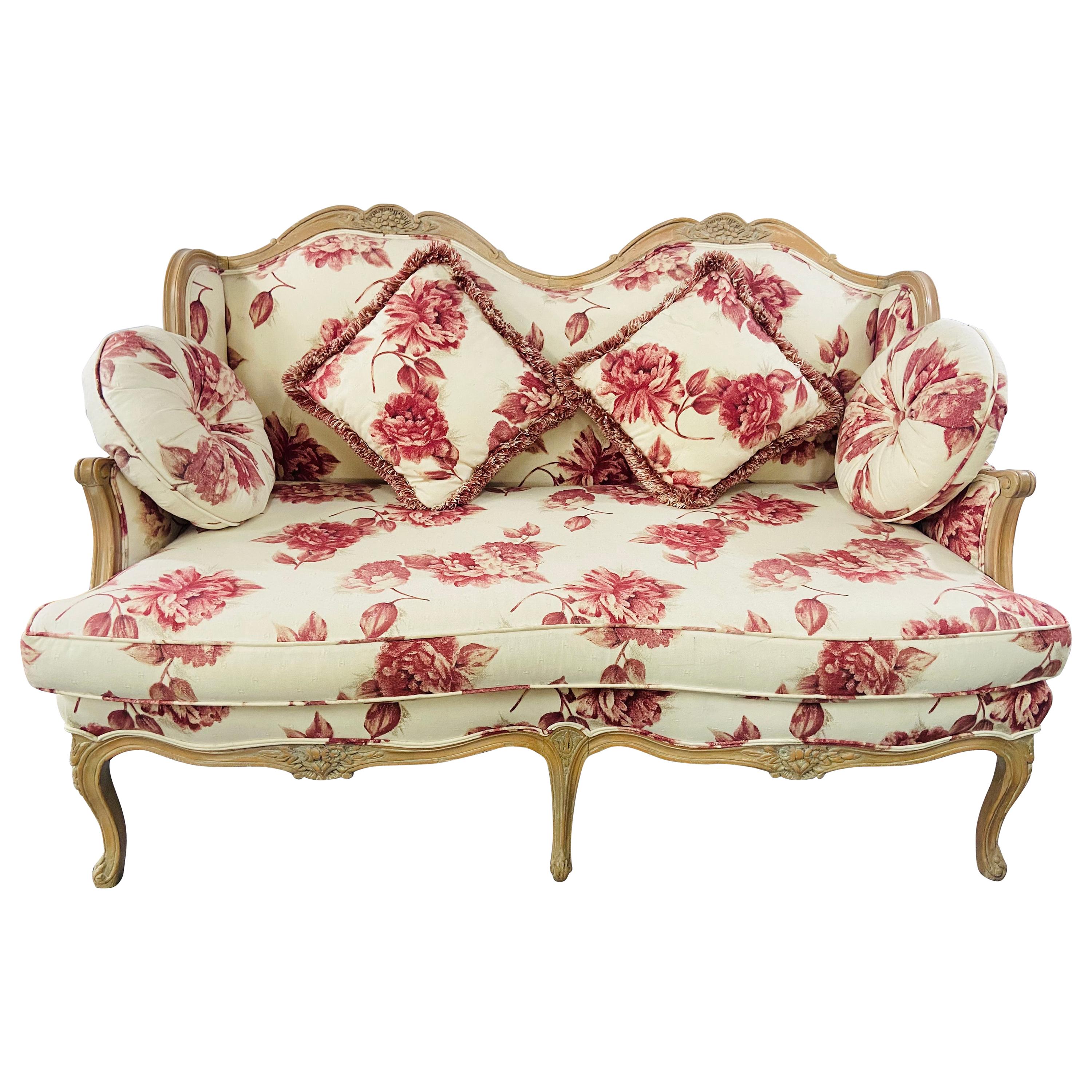 Settee ou canapé français de style Louis XV avec tapisserie florale rouge et blanche