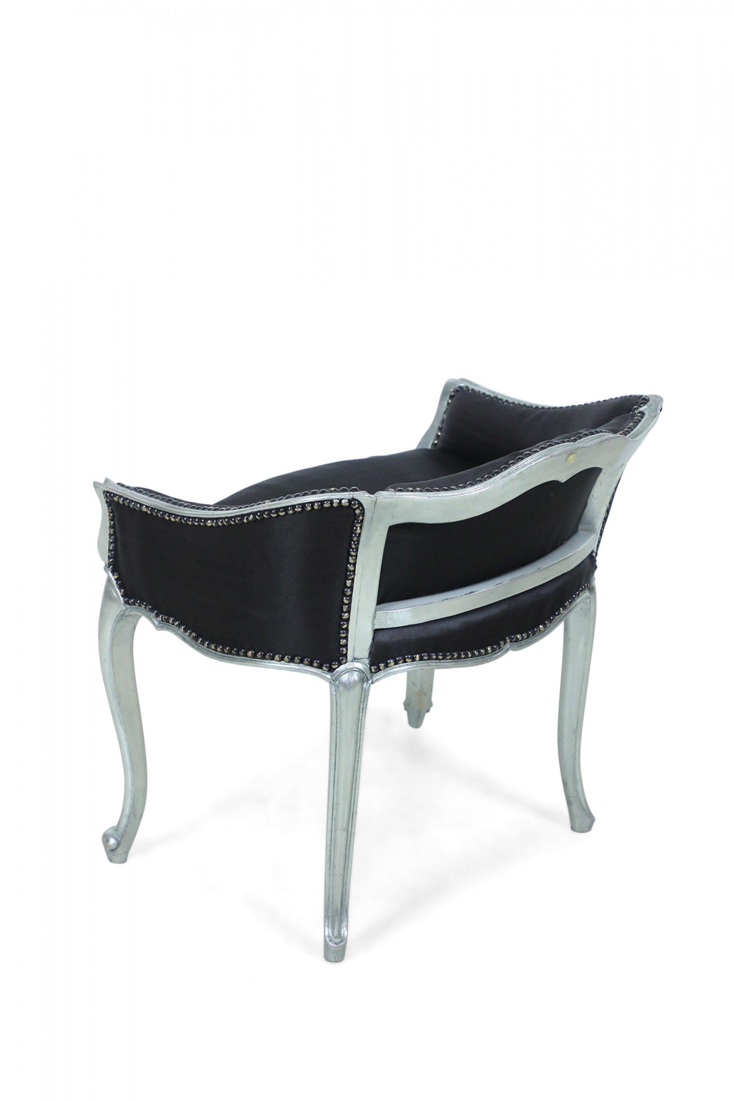 Français Chaise de coiffeuse française de style Louis XV à dossier bas argenté en vente