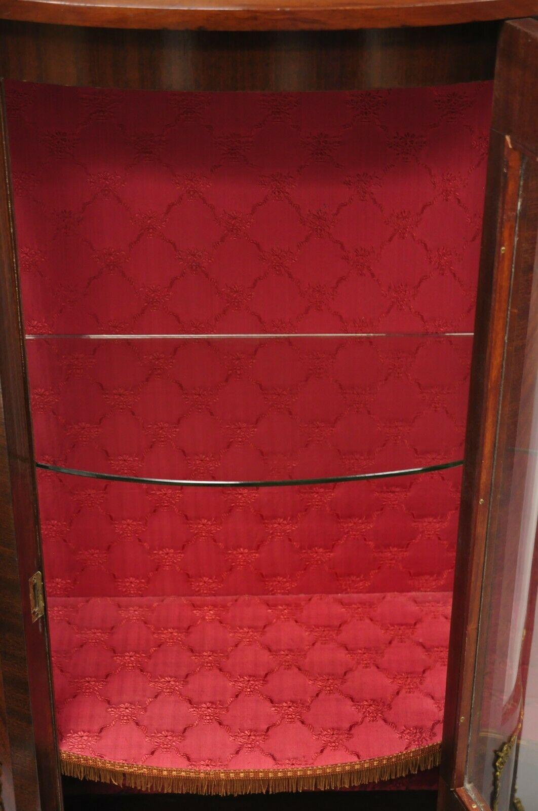 Petite vitrine de style Louis XV française avec vitrine en forme de nœud et incrustation en vente 4