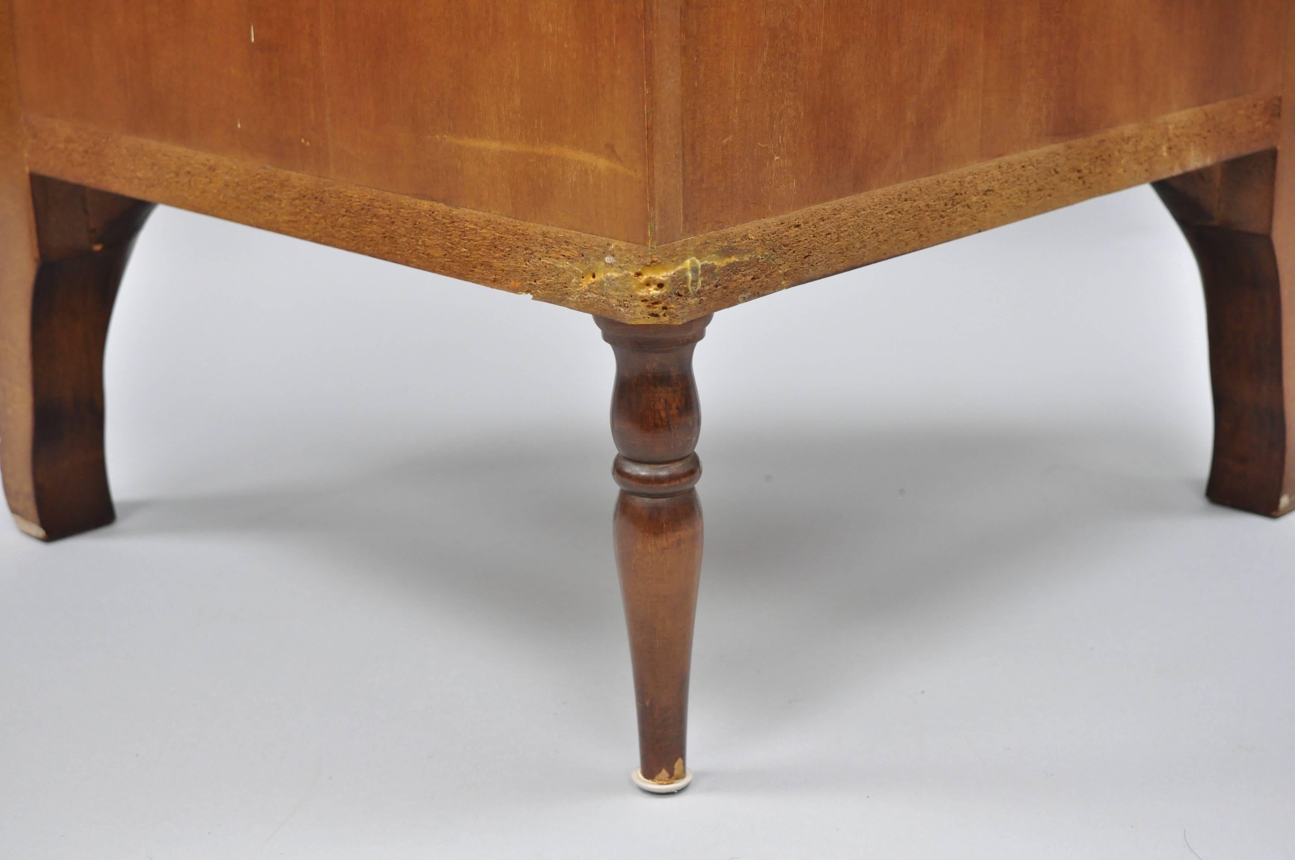Petit meuble d'angle de style Louis XV en noyer et marqueterie de bois de satin en vente 5