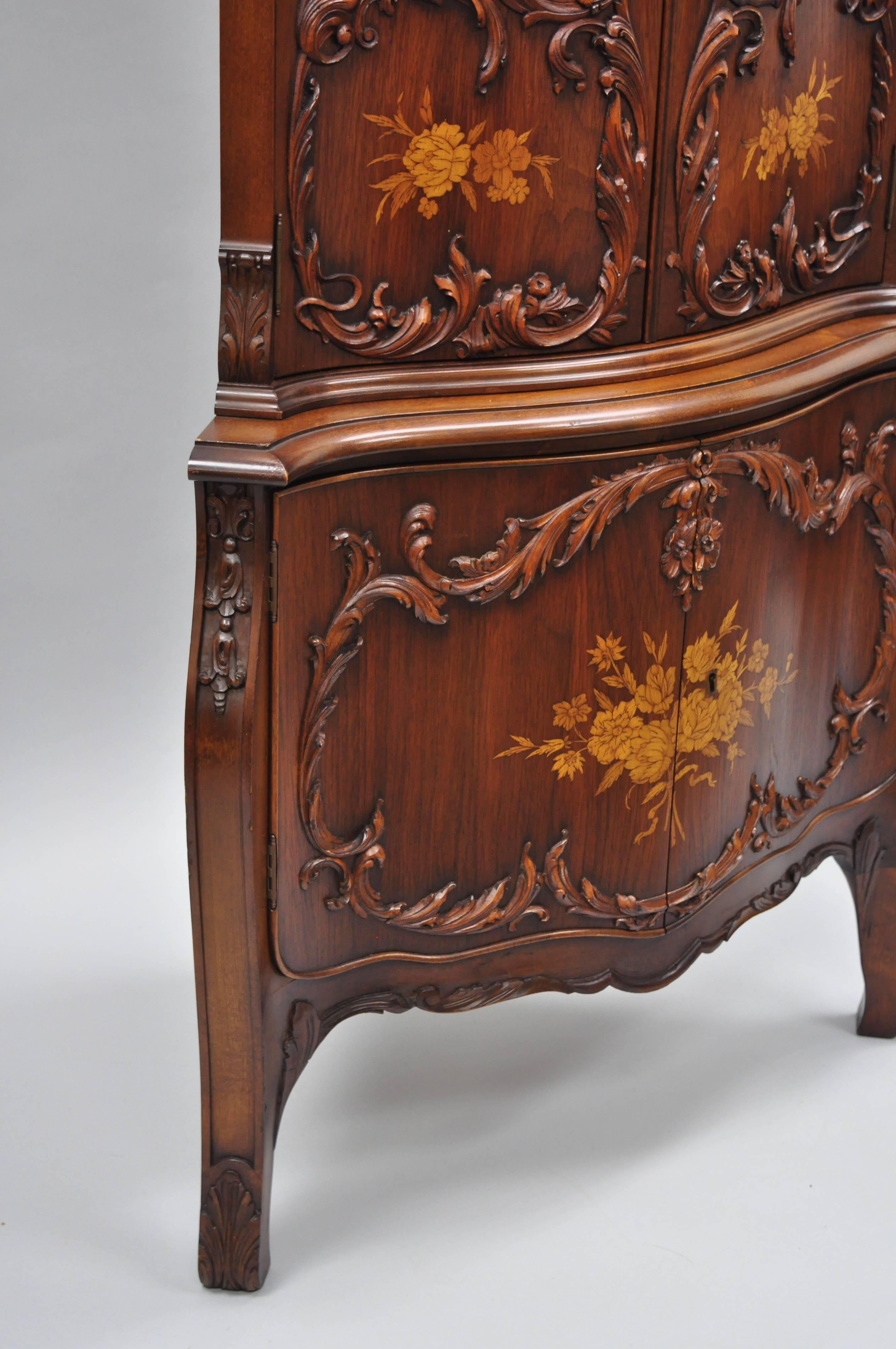 Petit meuble d'angle de style Louis XV en noyer et marqueterie de bois de satin en vente 6