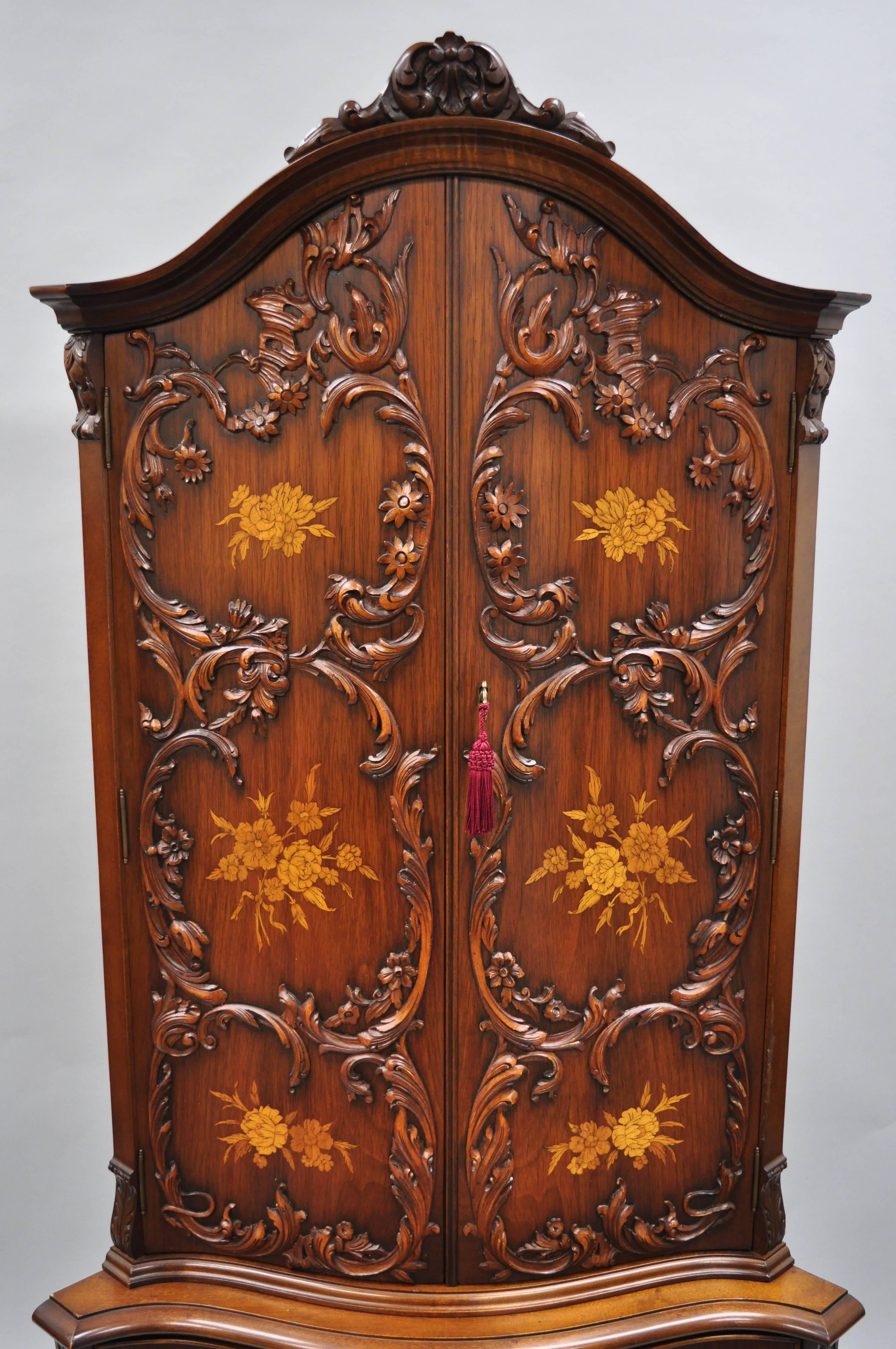 Impressive vintage French Louis XV style small walnut corner Curio China cabinet with satinwood inlay. Item features a serpentine front, ornate satinwood floral inlay, finely carved flower and acanthus raised scroll-work, nice smaller size, working