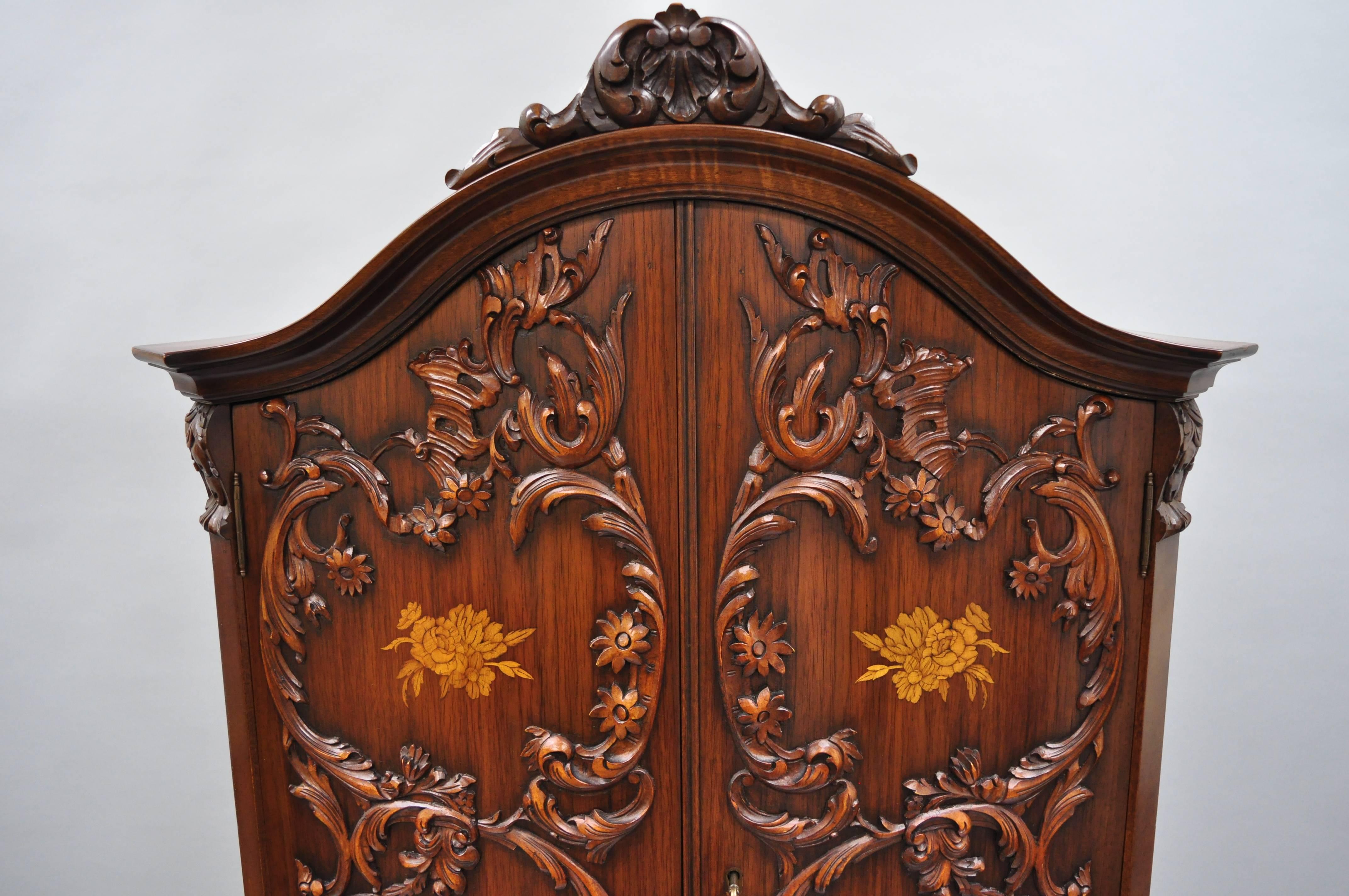Français Petit meuble d'angle de style Louis XV en noyer et marqueterie de bois de satin en vente