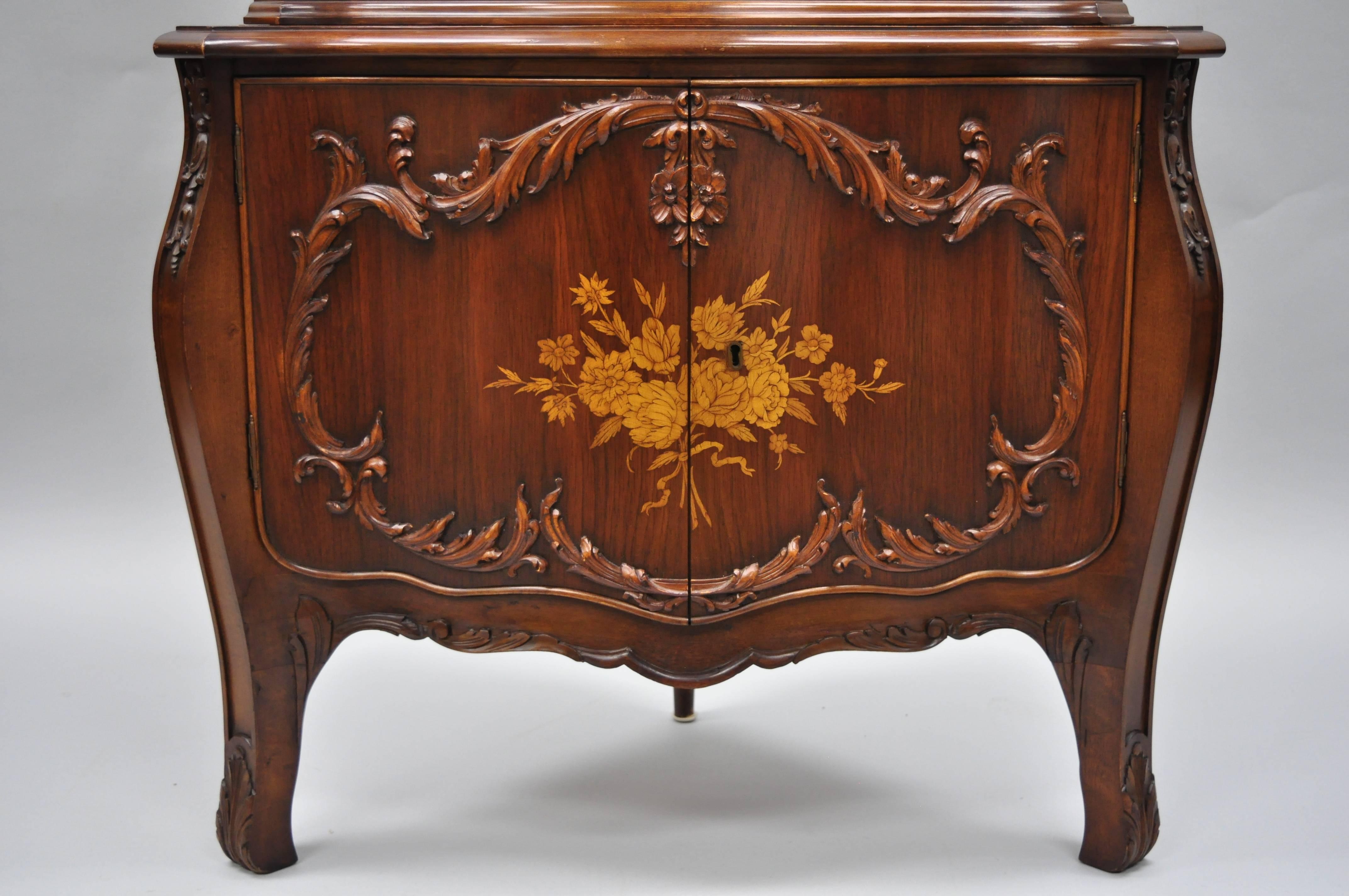 Französisch Louis XV Stil kleine Nussbaum Satinwood Inlay Ecke Curio China Kabinett (Geschnitzt) im Angebot