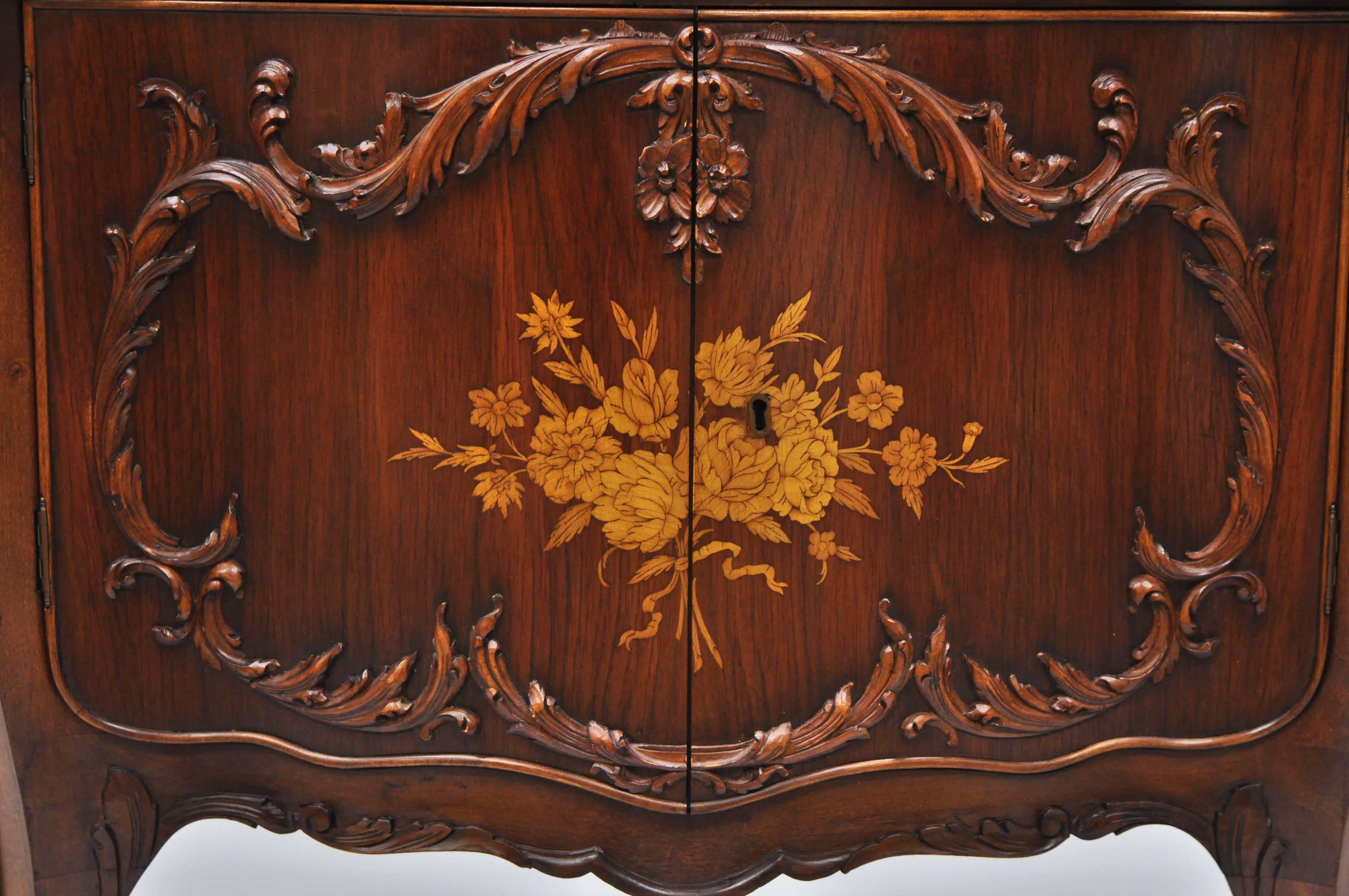 Petit meuble d'angle de style Louis XV en noyer et marqueterie de bois de satin en vente 1