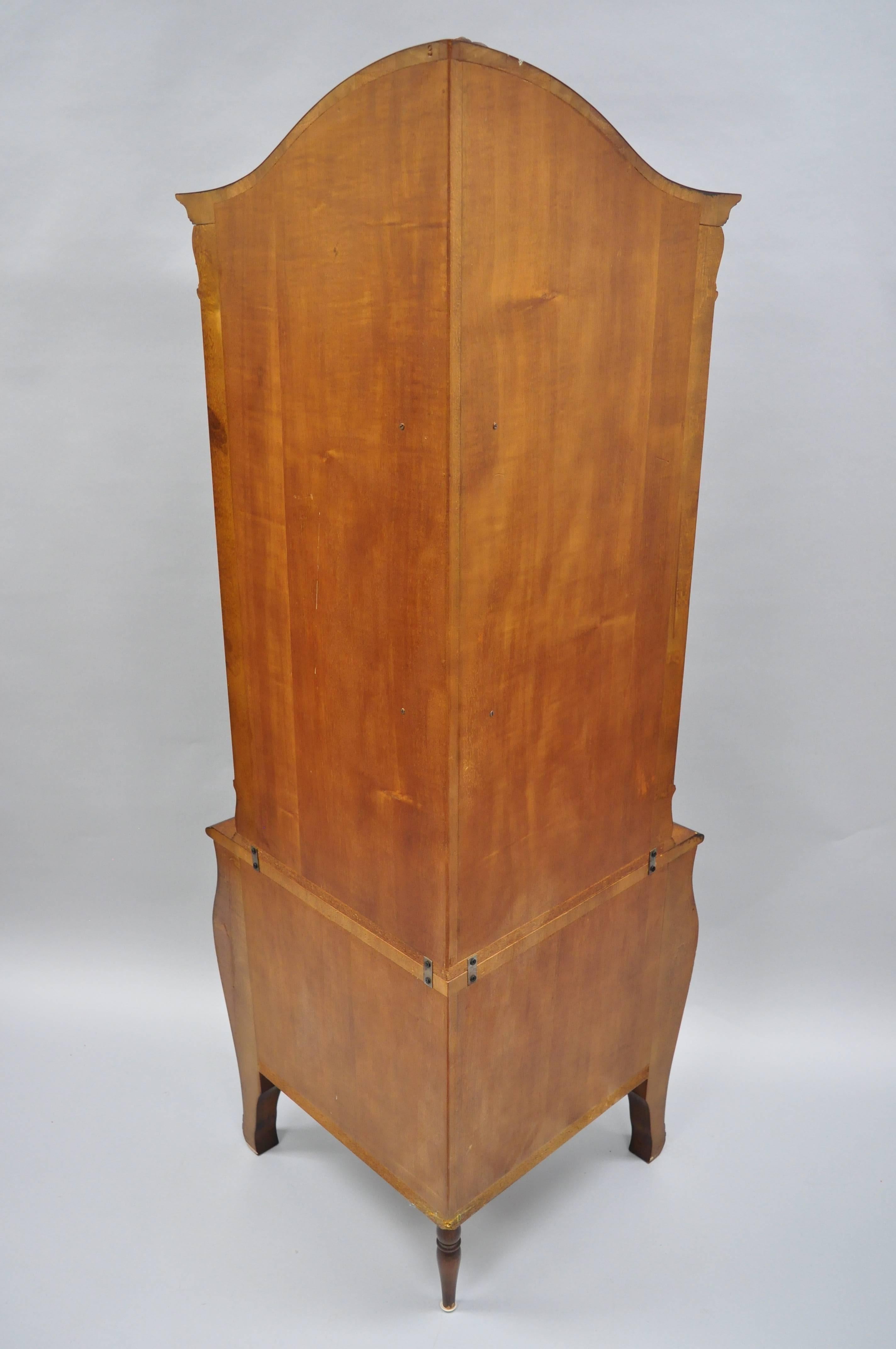 Petit meuble d'angle de style Louis XV en noyer et marqueterie de bois de satin en vente 2