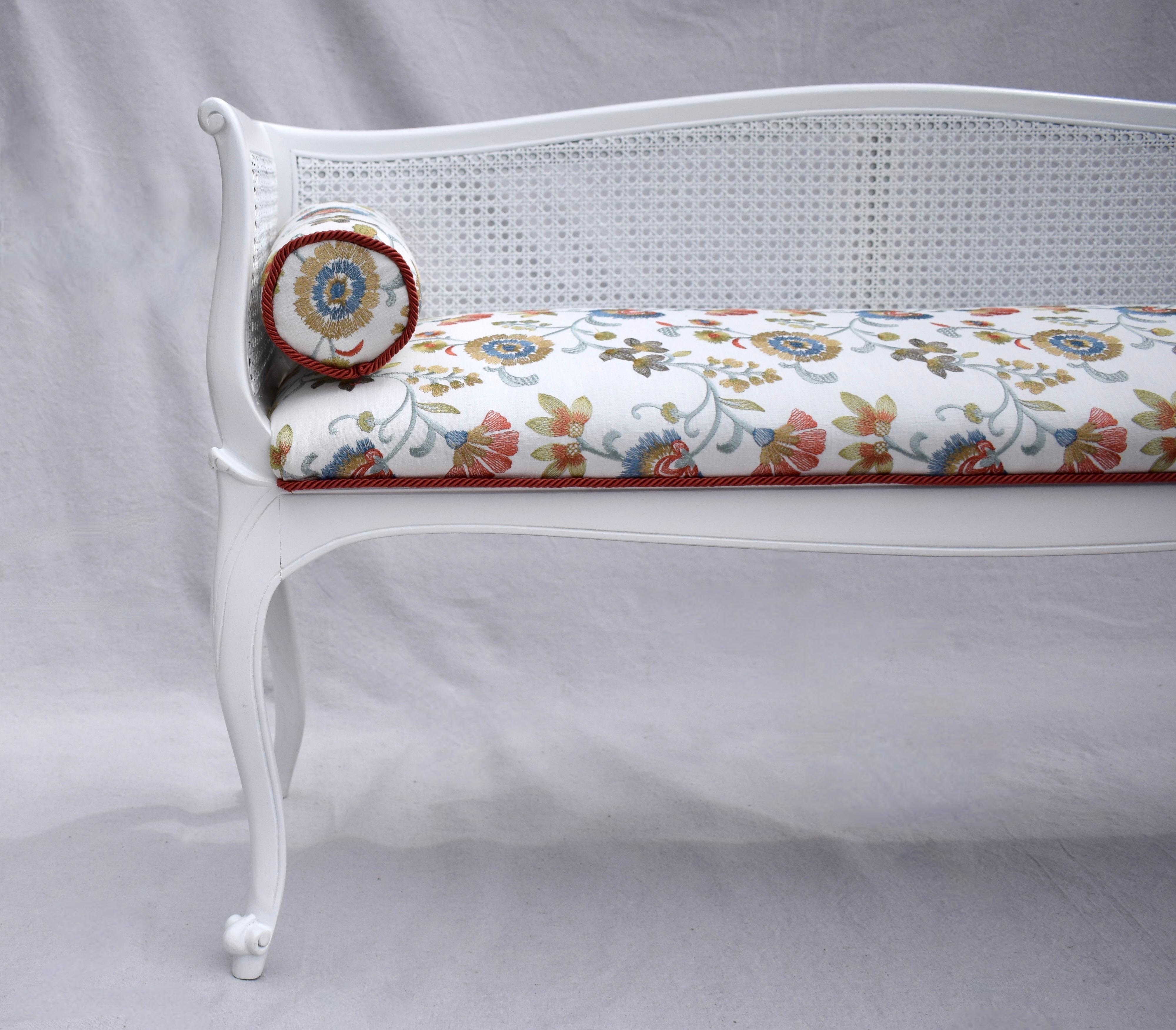 French Louis XV Style Spring Floral Caned Window Bench Settee In Excellent Condition For Sale In Southampton, NJ