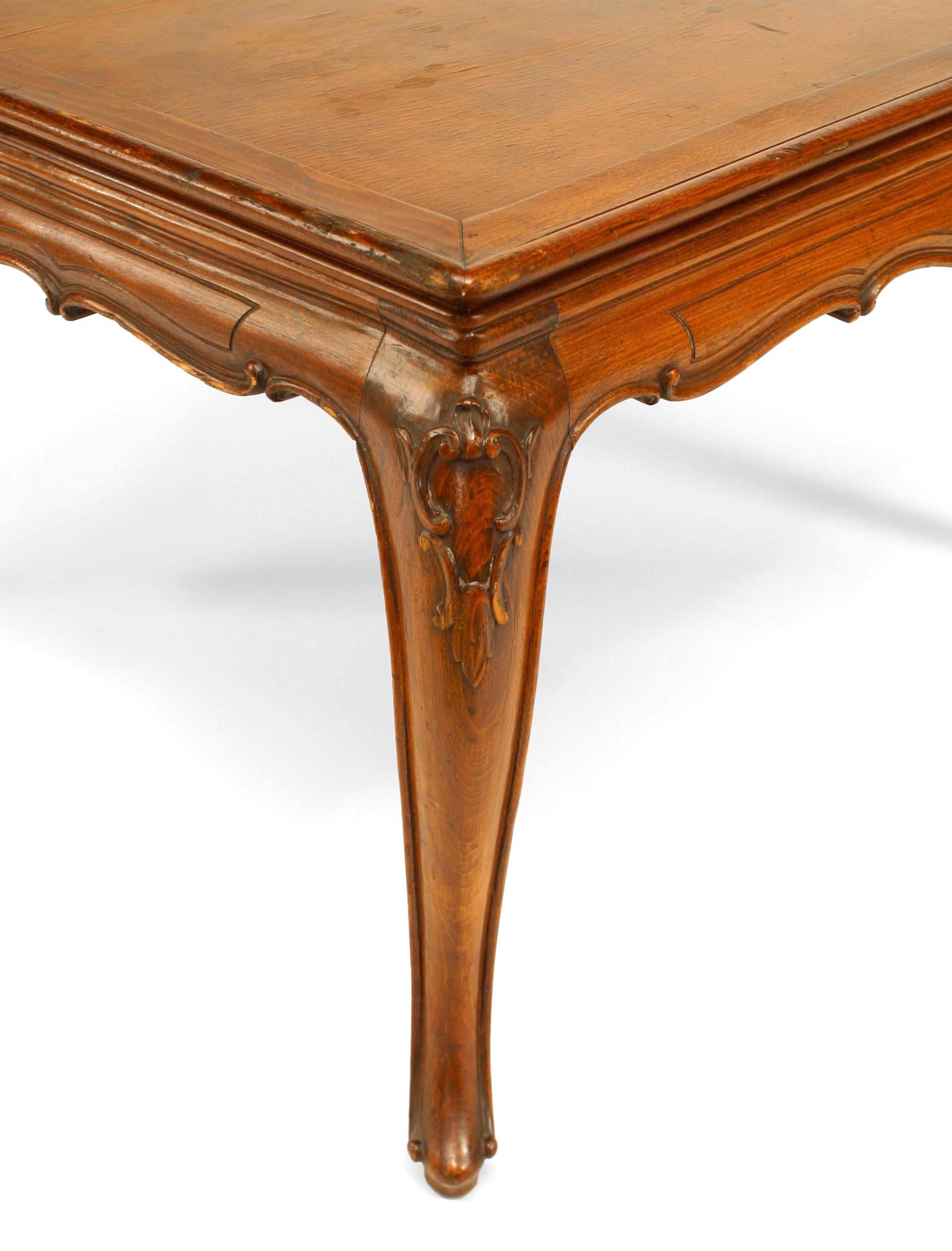 Table basse carrée en noyer de style Louis XV (20e siècle) à pieds cabriole.

Condition antique.   Le plateau de la table montre son âge.